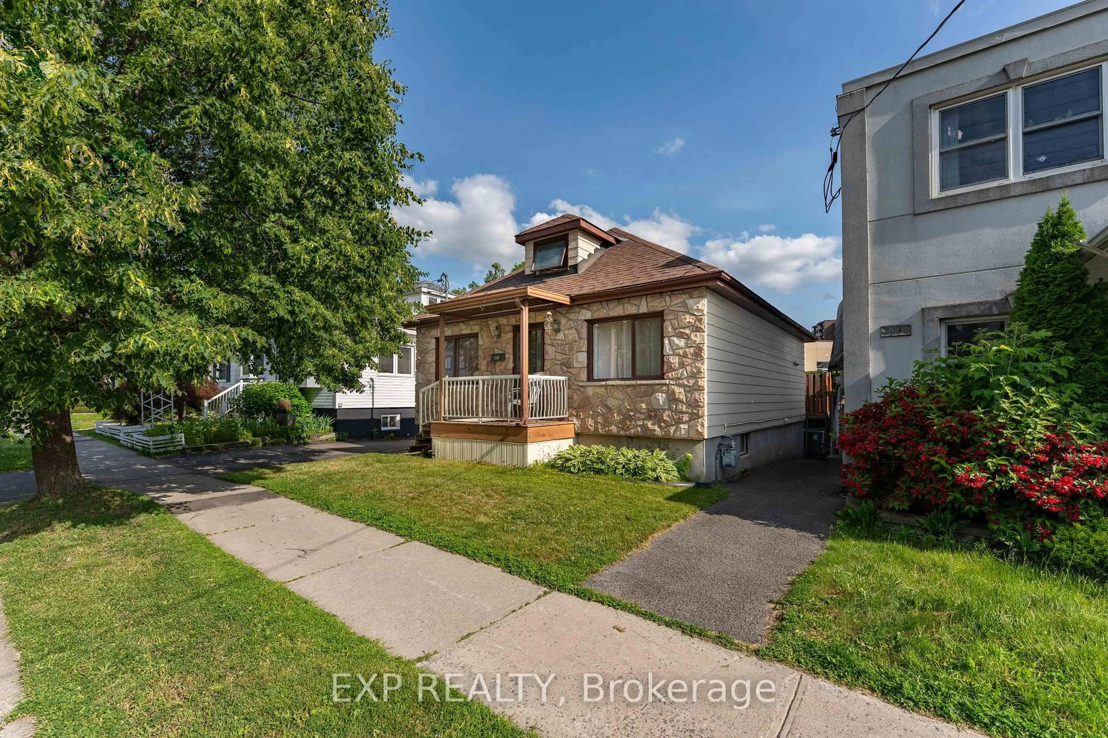 A pic from outside/outdoor area/front of a property/back of a property/a pic from drone, street for 318 MONTFORT St, Ottawa Ontario K1L 5N4