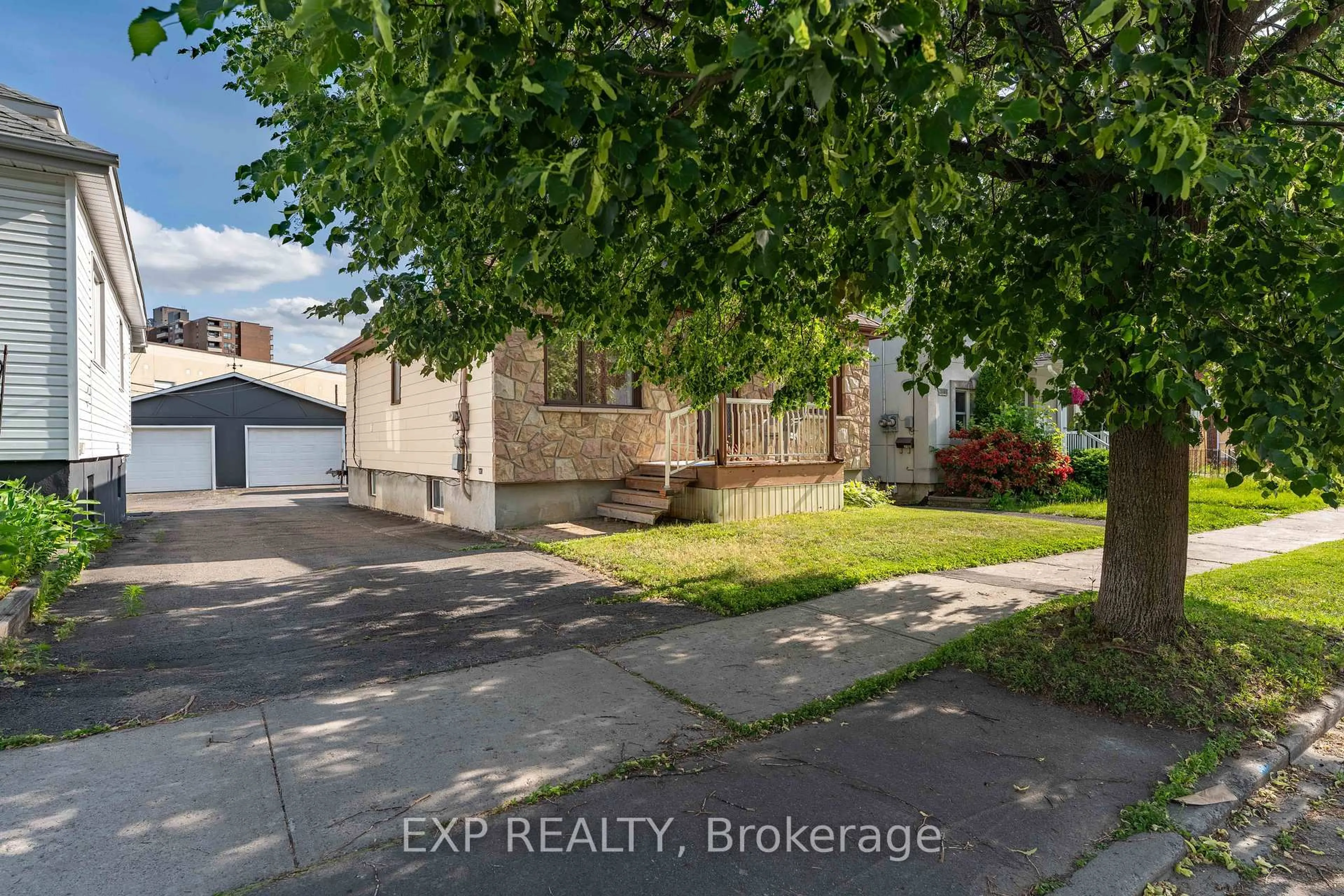 A pic from outside/outdoor area/front of a property/back of a property/a pic from drone, street for 318 MONTFORT St, Ottawa Ontario K1L 5N4
