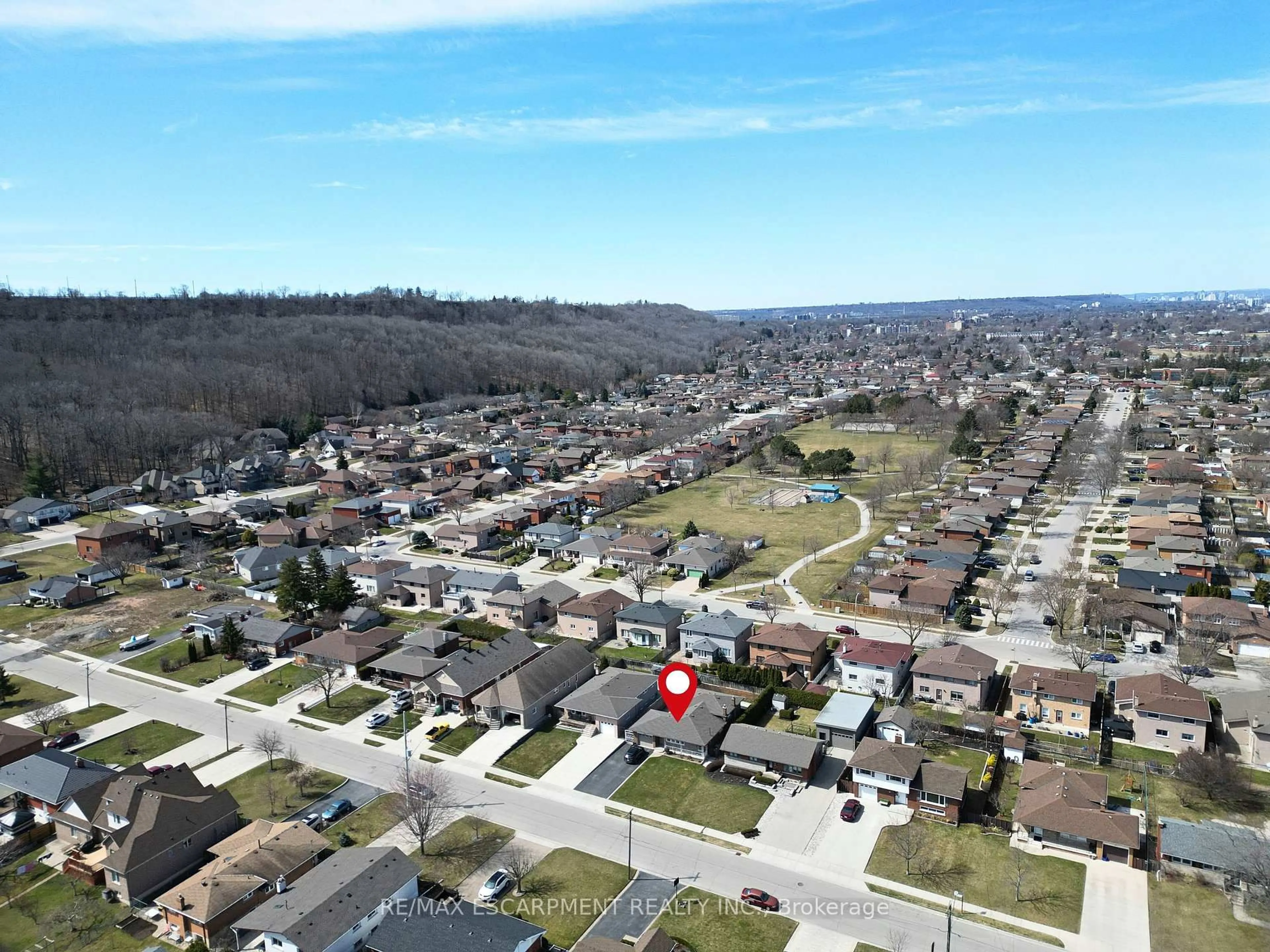 A pic from outside/outdoor area/front of a property/back of a property/a pic from drone, street for 31 Kilbourn Ave, Hamilton Ontario L8G 3C9