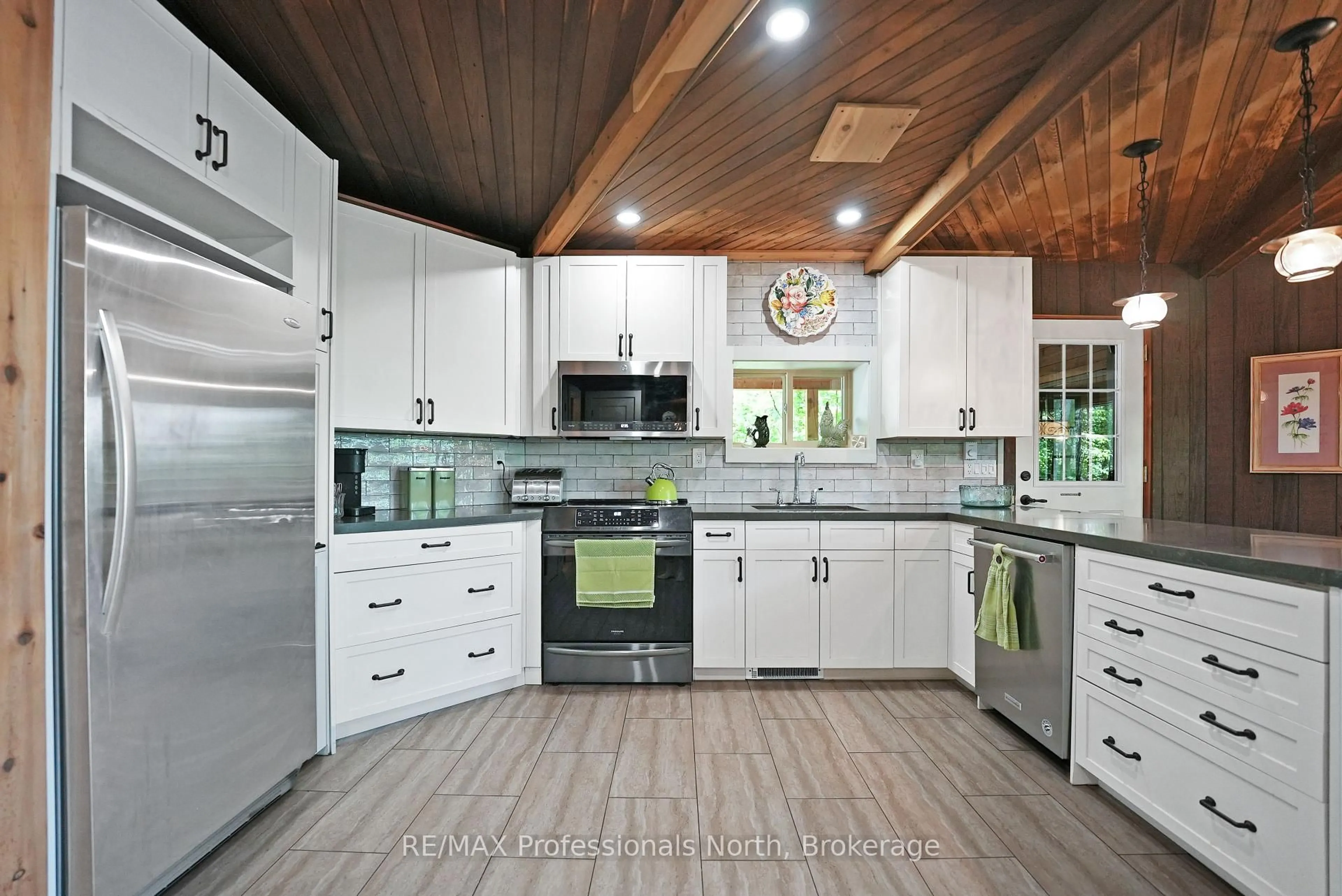 Open concept kitchen, ceramic/tile floor for 1511 Wenona Lake Rd, Dysart et al Ontario K0M 1S0