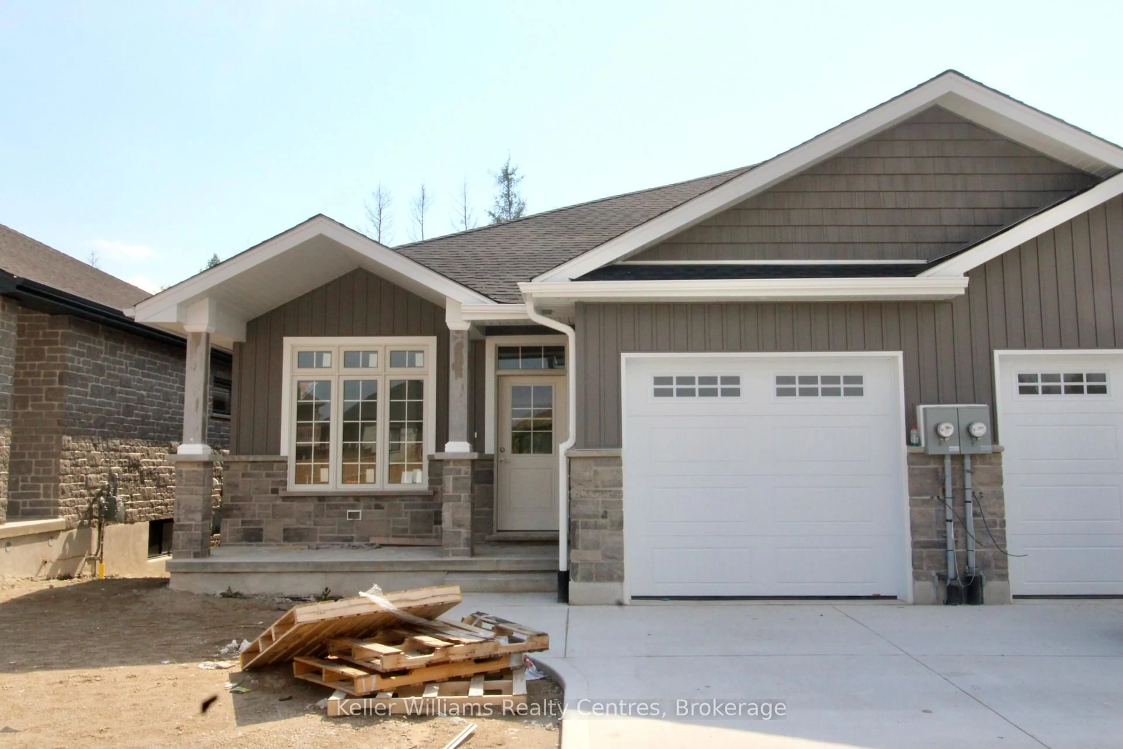 Home with vinyl exterior material, street for 614 25TH Ave, Hanover Ontario N4N 3B8