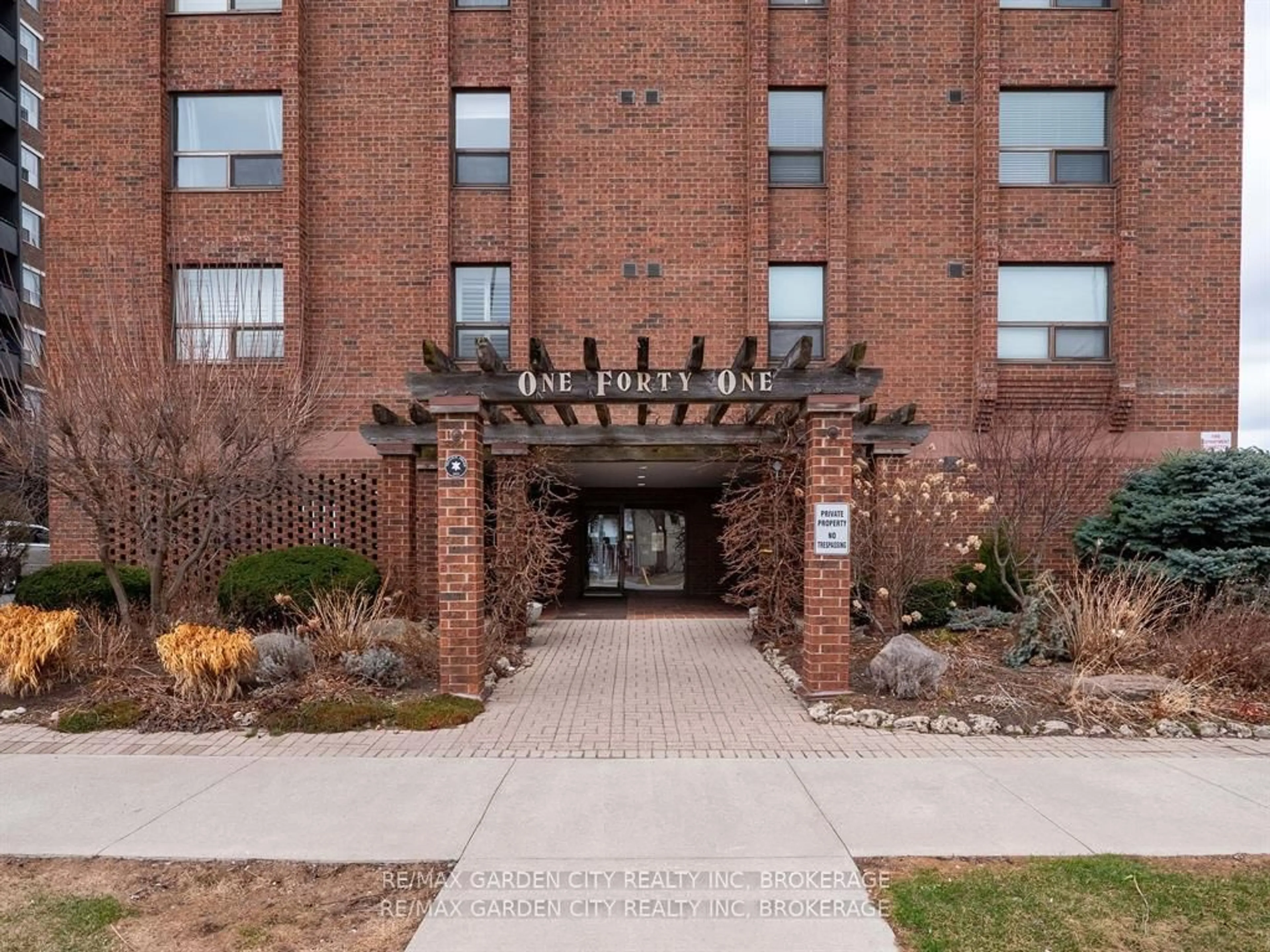 Indoor foyer for 141 Church St #304, St. Catharines Ontario L2R 7L7