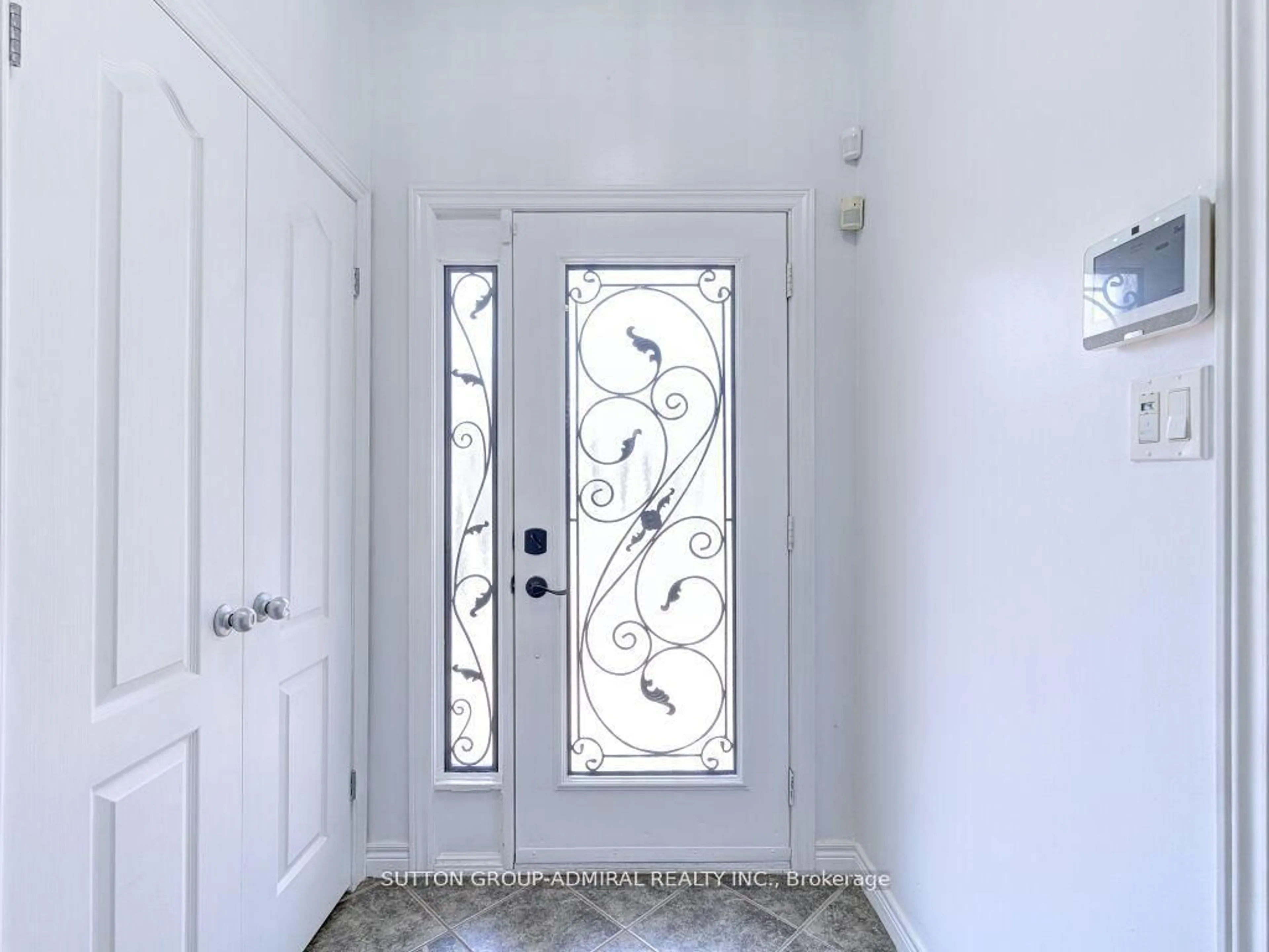 Indoor entryway for 31 Palacebeach Tr, Hamilton Ontario L8E 0B9