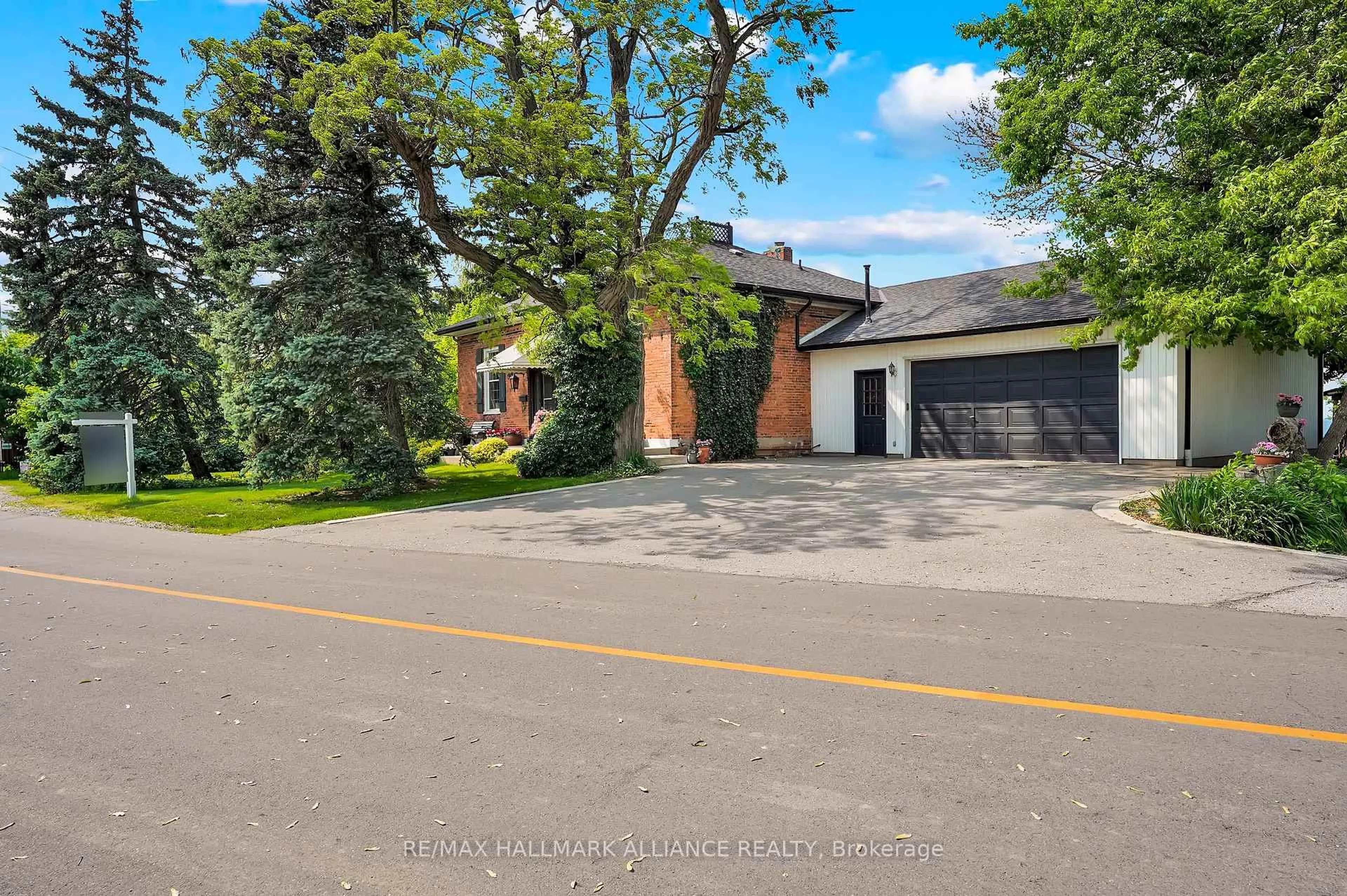 A pic from outside/outdoor area/front of a property/back of a property/a pic from drone, street for 39 Lakeview Dr, Hamilton Ontario L8E 4X2