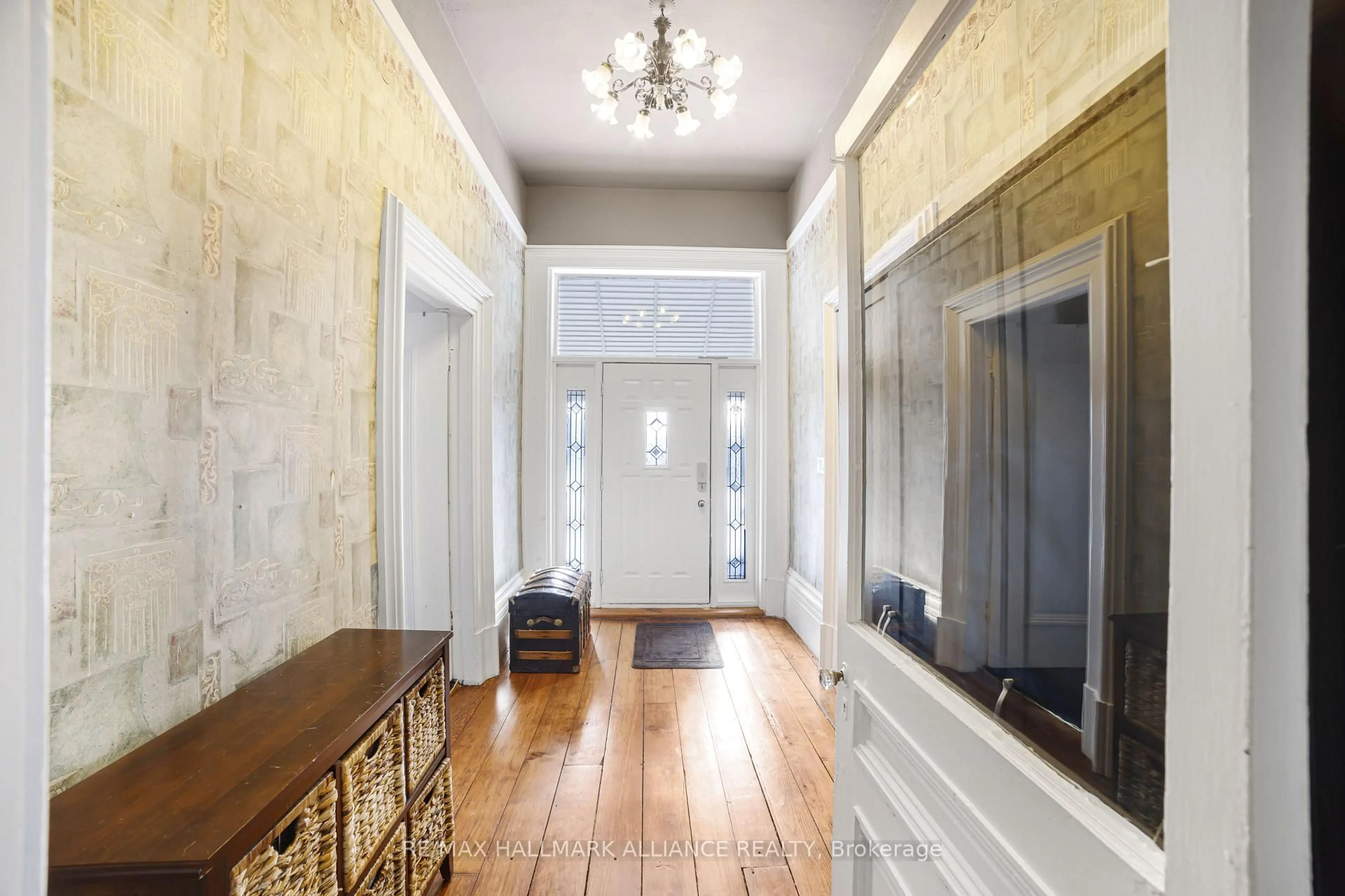 Indoor entryway for 39 Lakeview Dr, Hamilton Ontario L8E 4X2