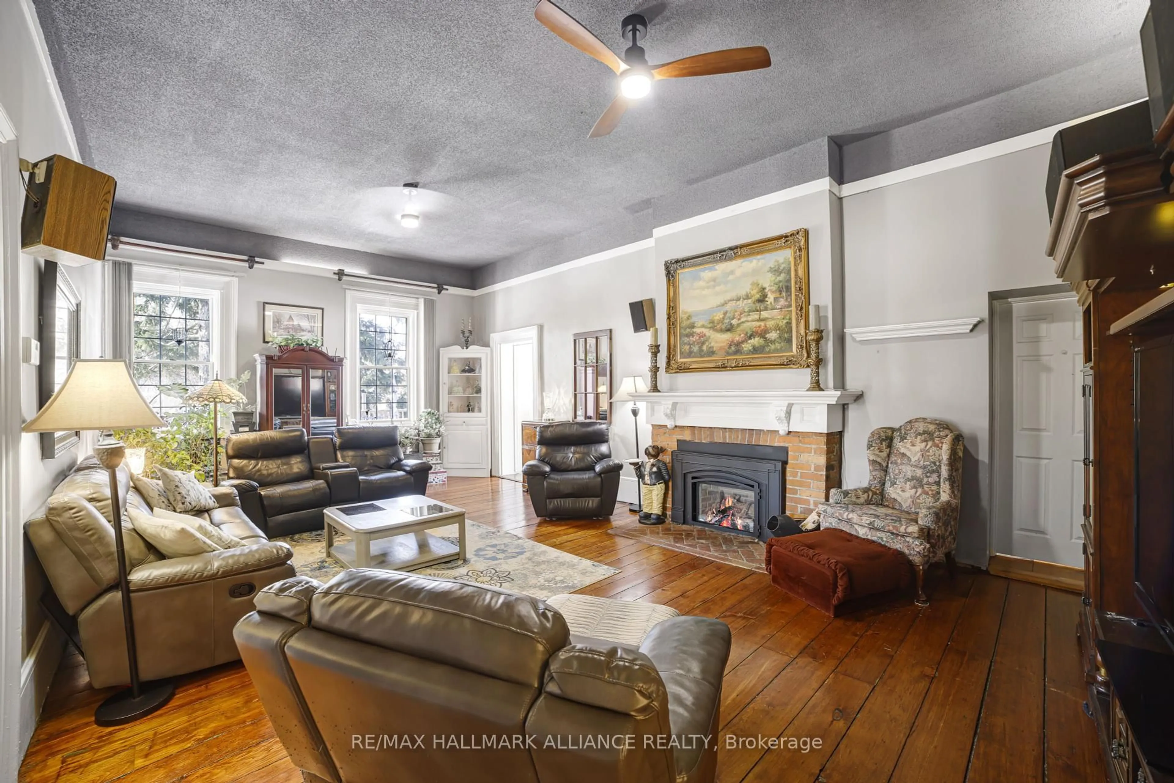 Living room with furniture, unknown for 39 Lakeview Dr, Hamilton Ontario L8E 4X2