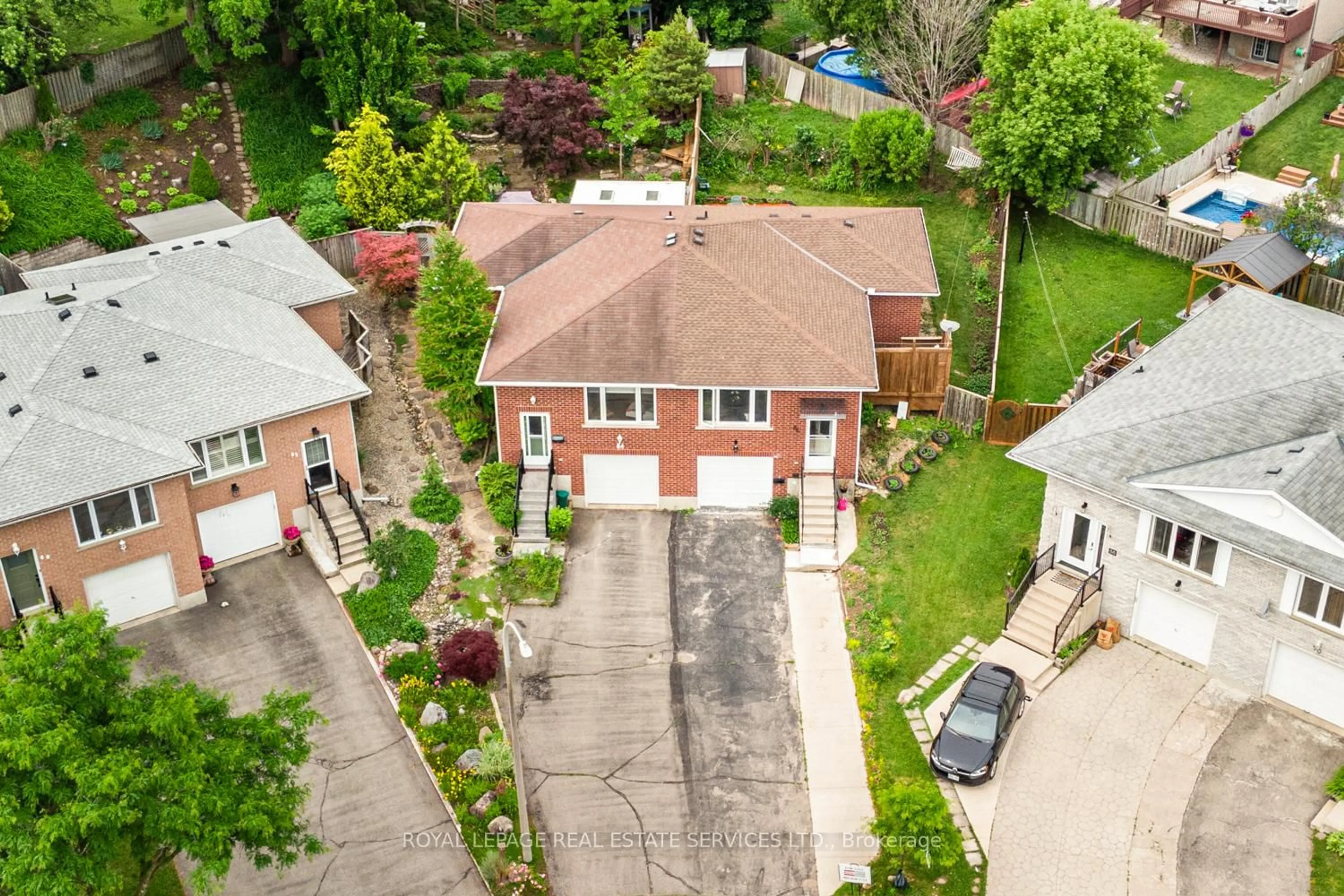A pic from outside/outdoor area/front of a property/back of a property/a pic from drone, street for 86 Old Huron Crt, Kitchener Ontario N2R 1L7