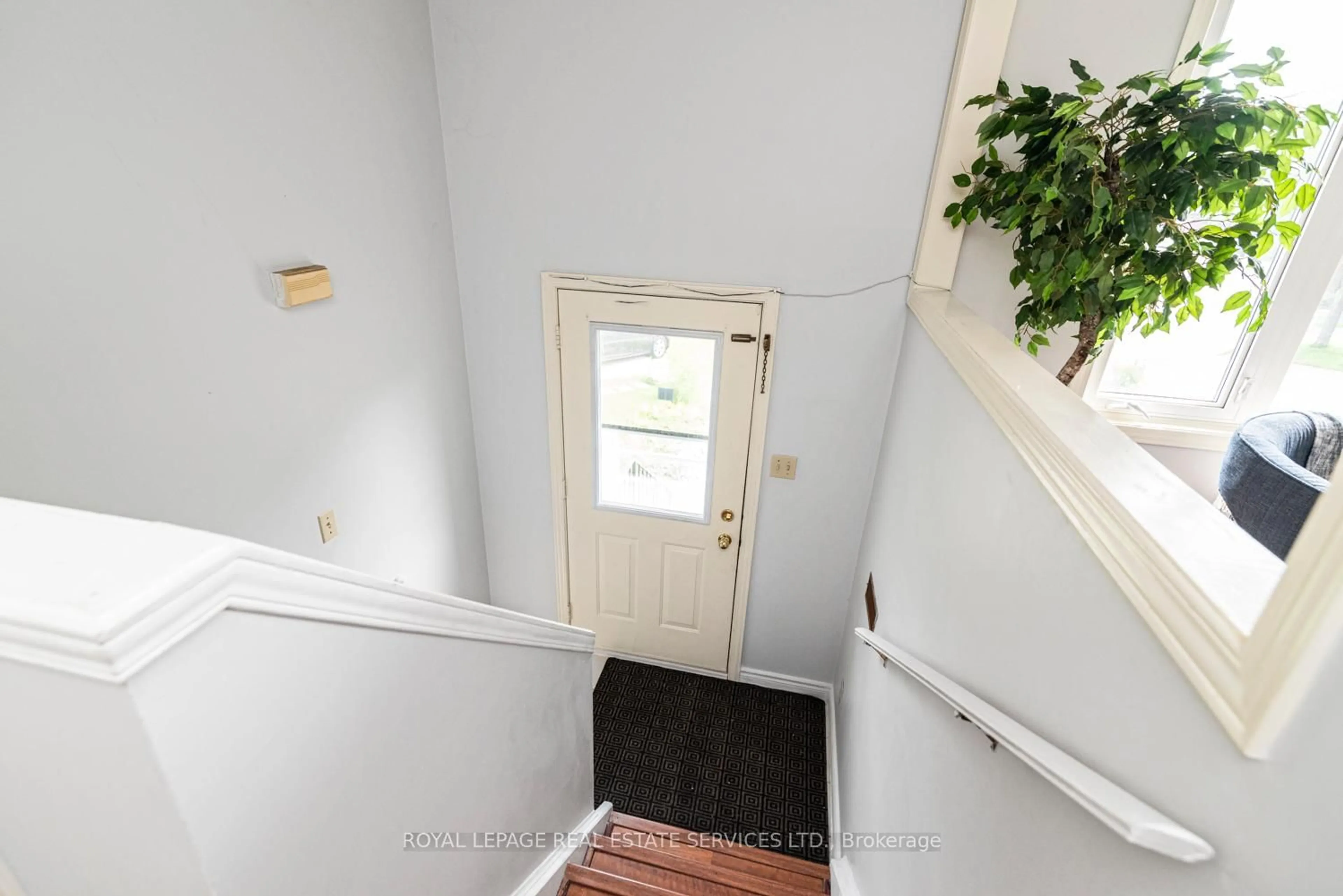 Indoor entryway for 86 Old Huron Crt, Kitchener Ontario N2R 1L7