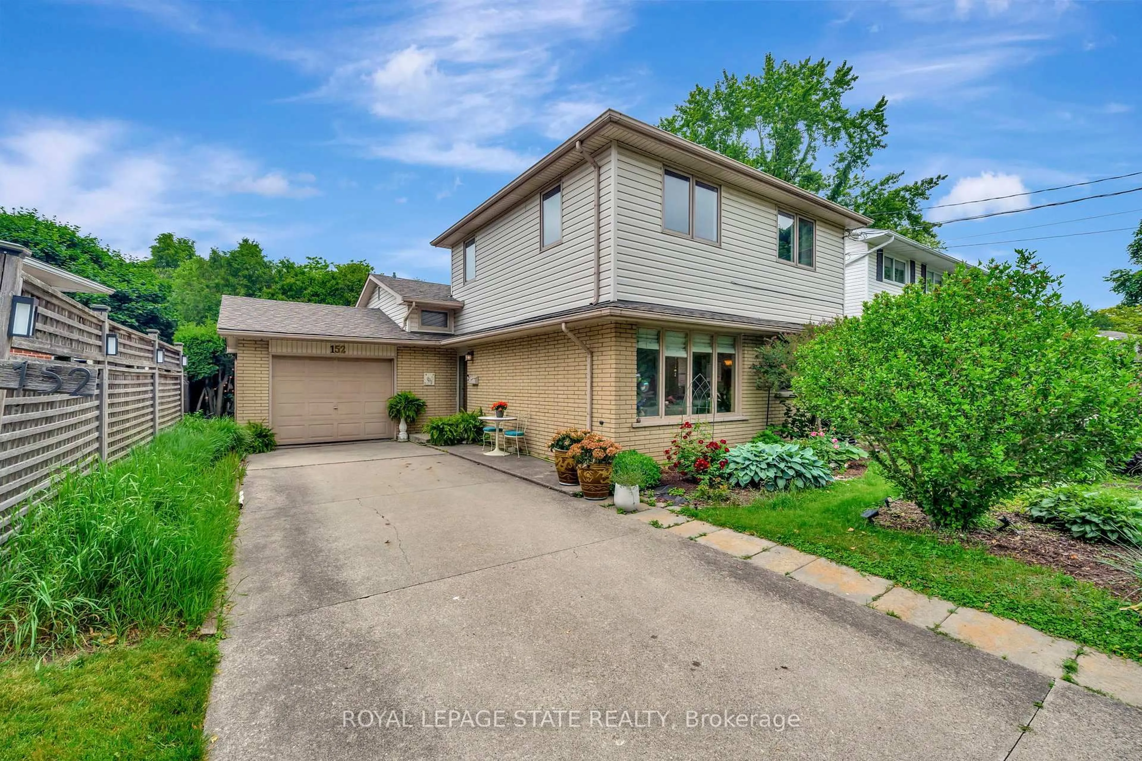 A pic from outside/outdoor area/front of a property/back of a property/a pic from drone, street for 152 San Pedro Dr, Hamilton Ontario L9C 2C8