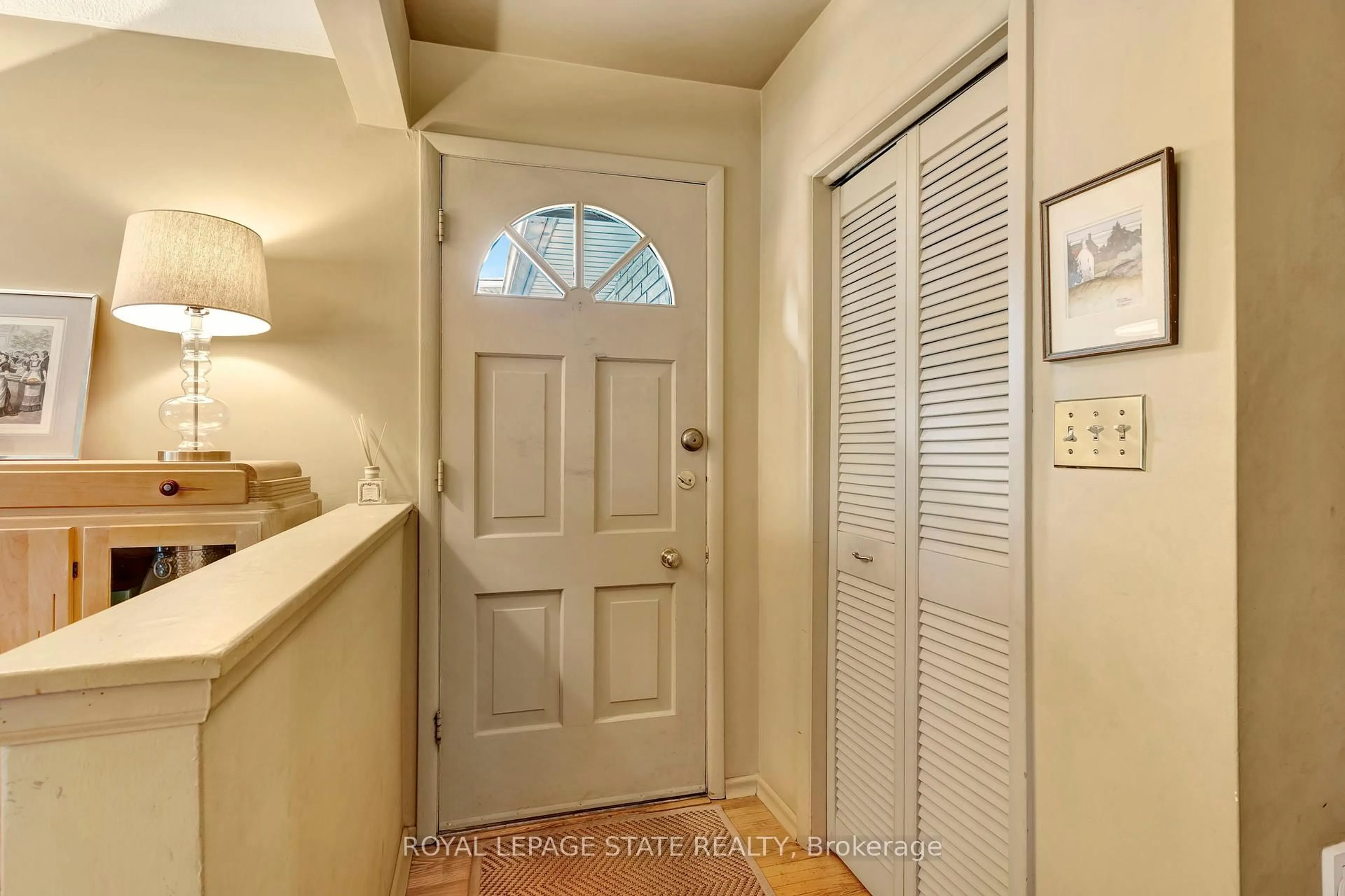 Indoor entryway for 152 San Pedro Dr, Hamilton Ontario L9C 2C8
