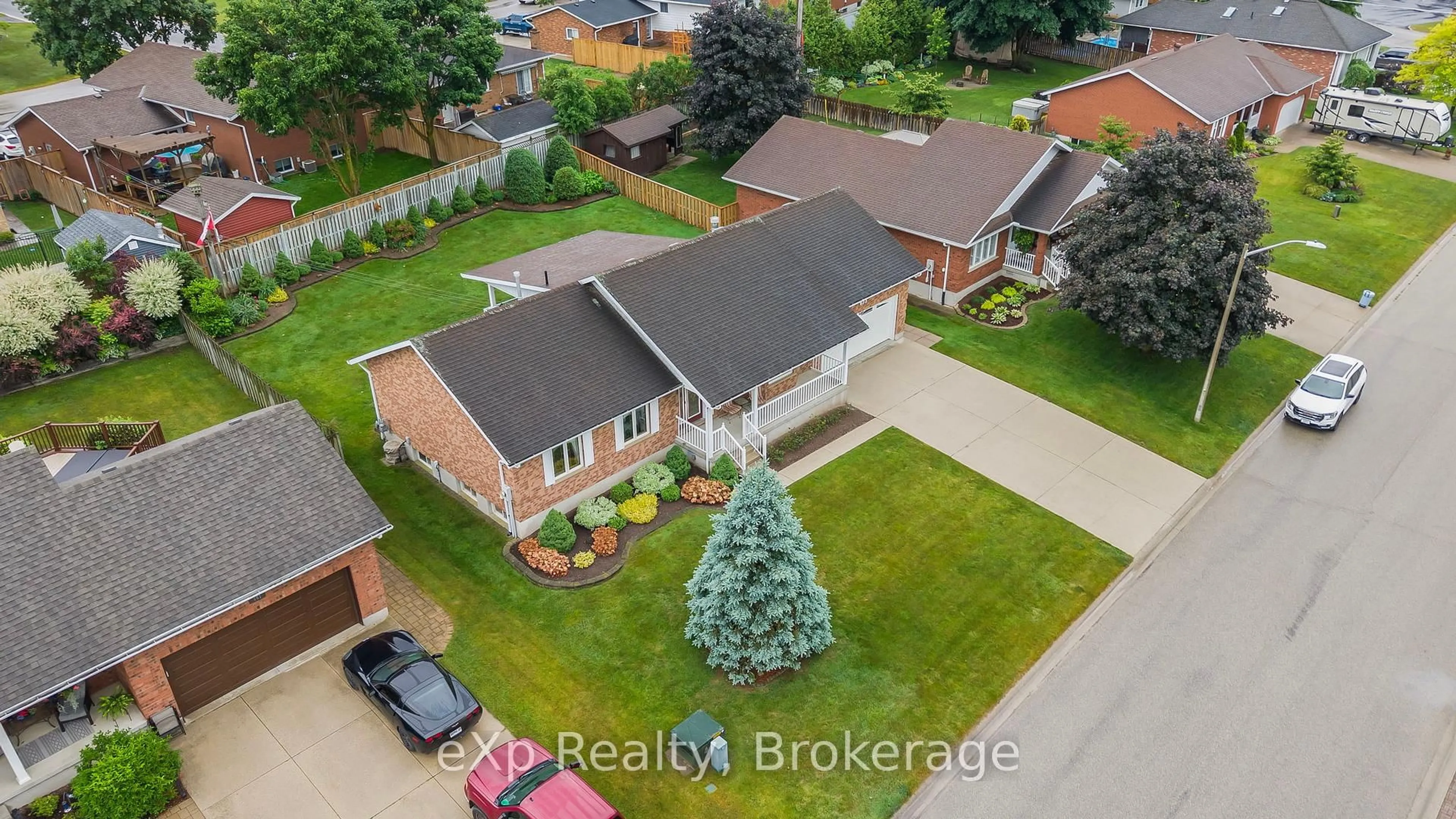 A pic from outside/outdoor area/front of a property/back of a property/a pic from drone, street for 655 17th Street Cres, Hanover Ontario N4N 3S7