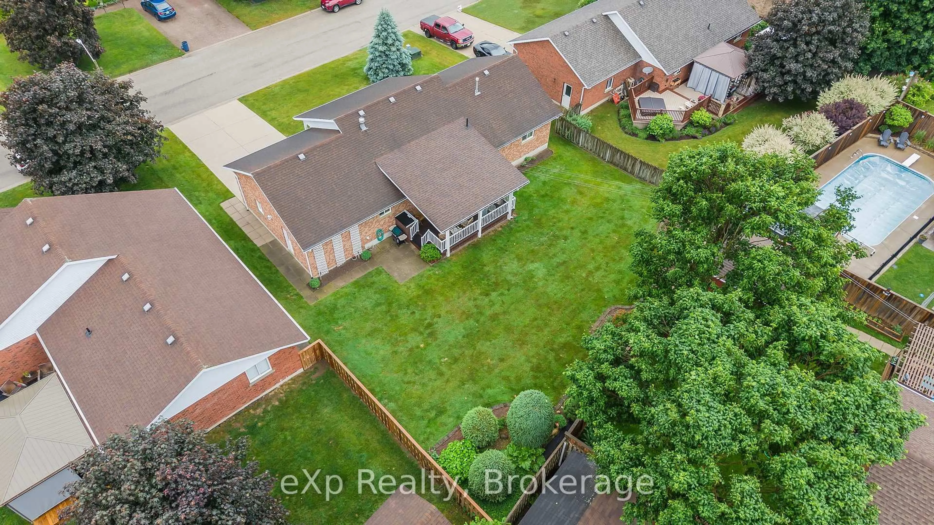 A pic from outside/outdoor area/front of a property/back of a property/a pic from drone, street for 655 17th Street Cres, Hanover Ontario N4N 3S7