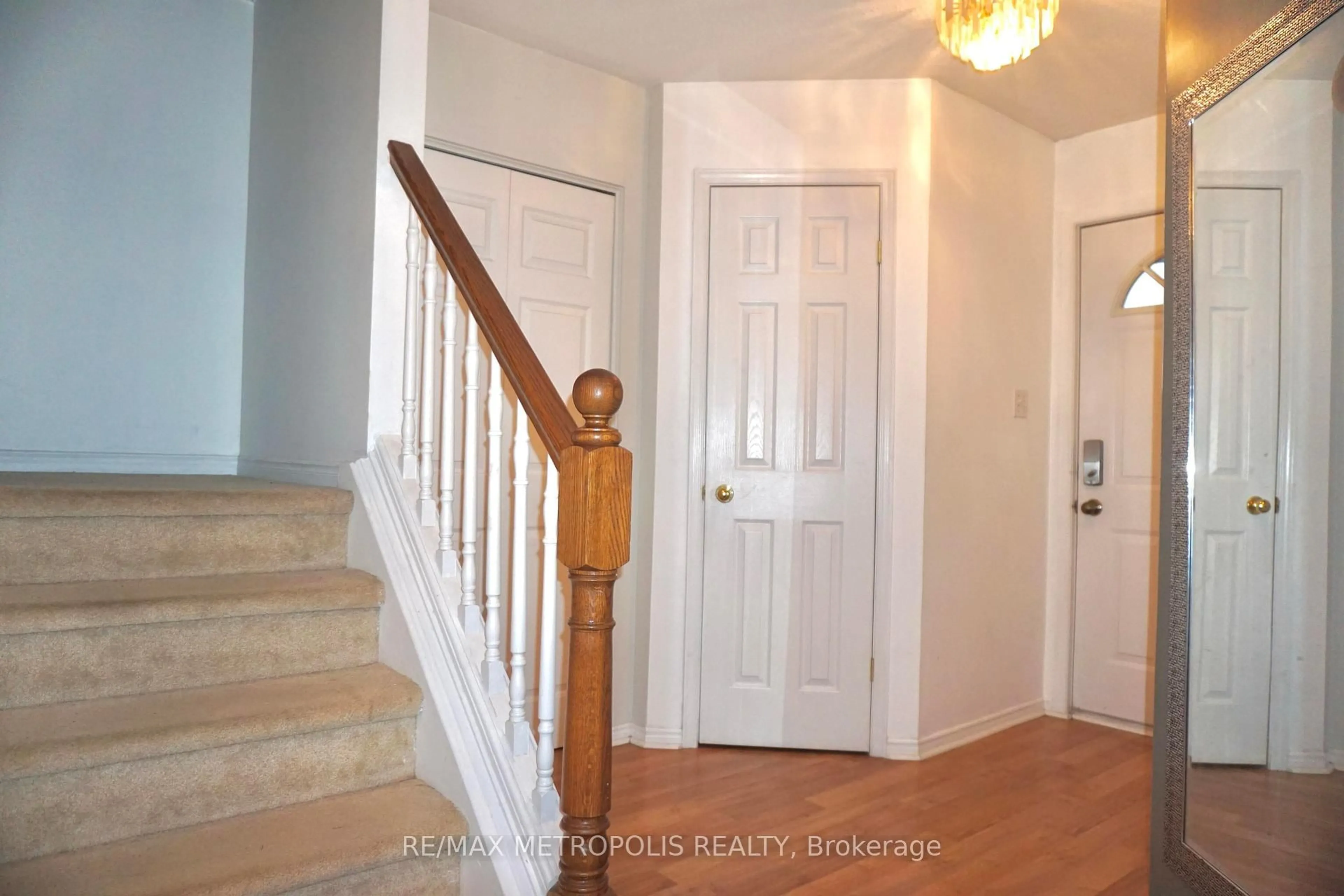 Indoor entryway for 33 Phair Cres, London South Ontario N5Z 5B5