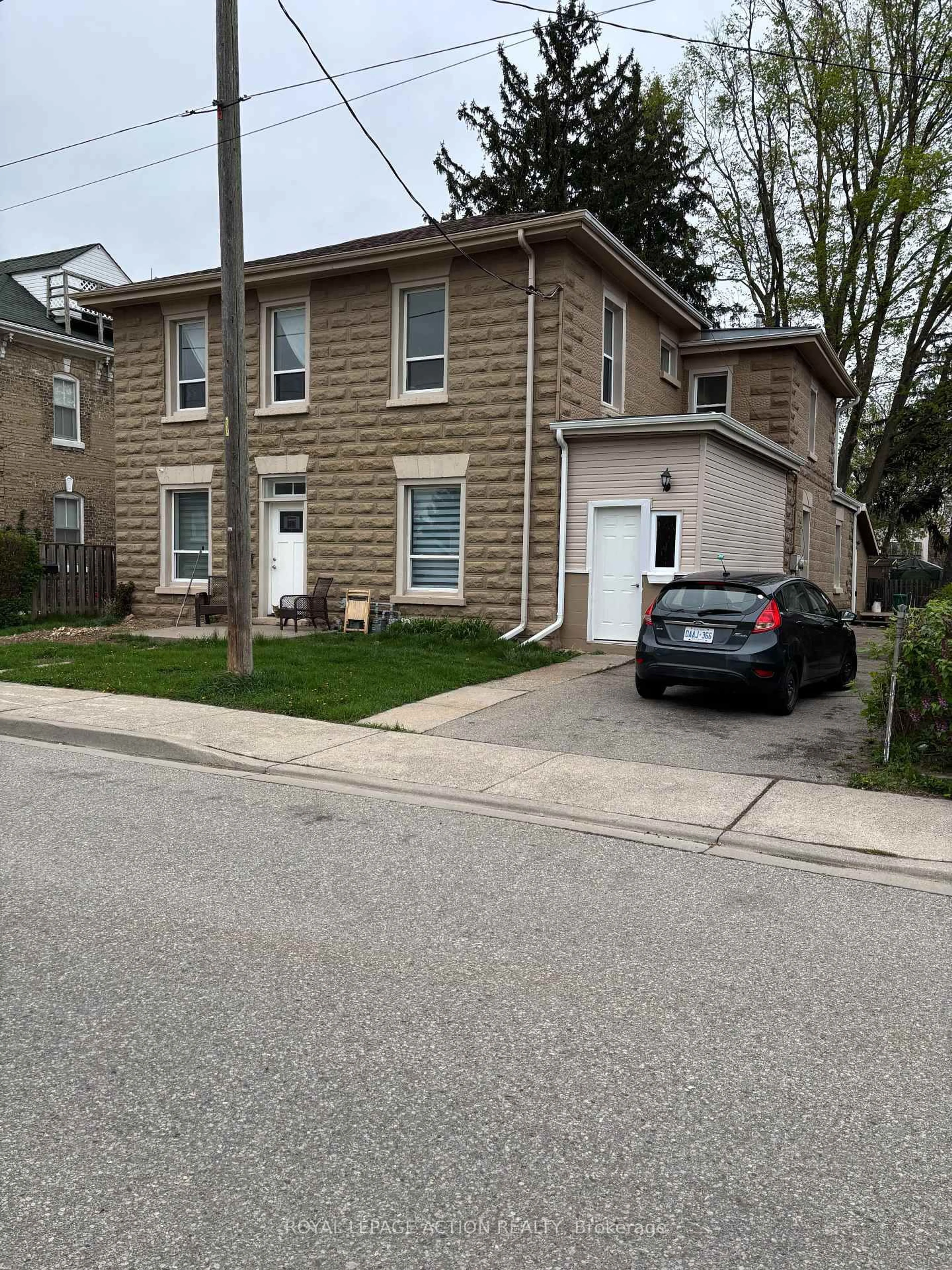 A pic from outside/outdoor area/front of a property/back of a property/a pic from drone, street for 54 Victoria St, Brantford Ontario N3S 3K2