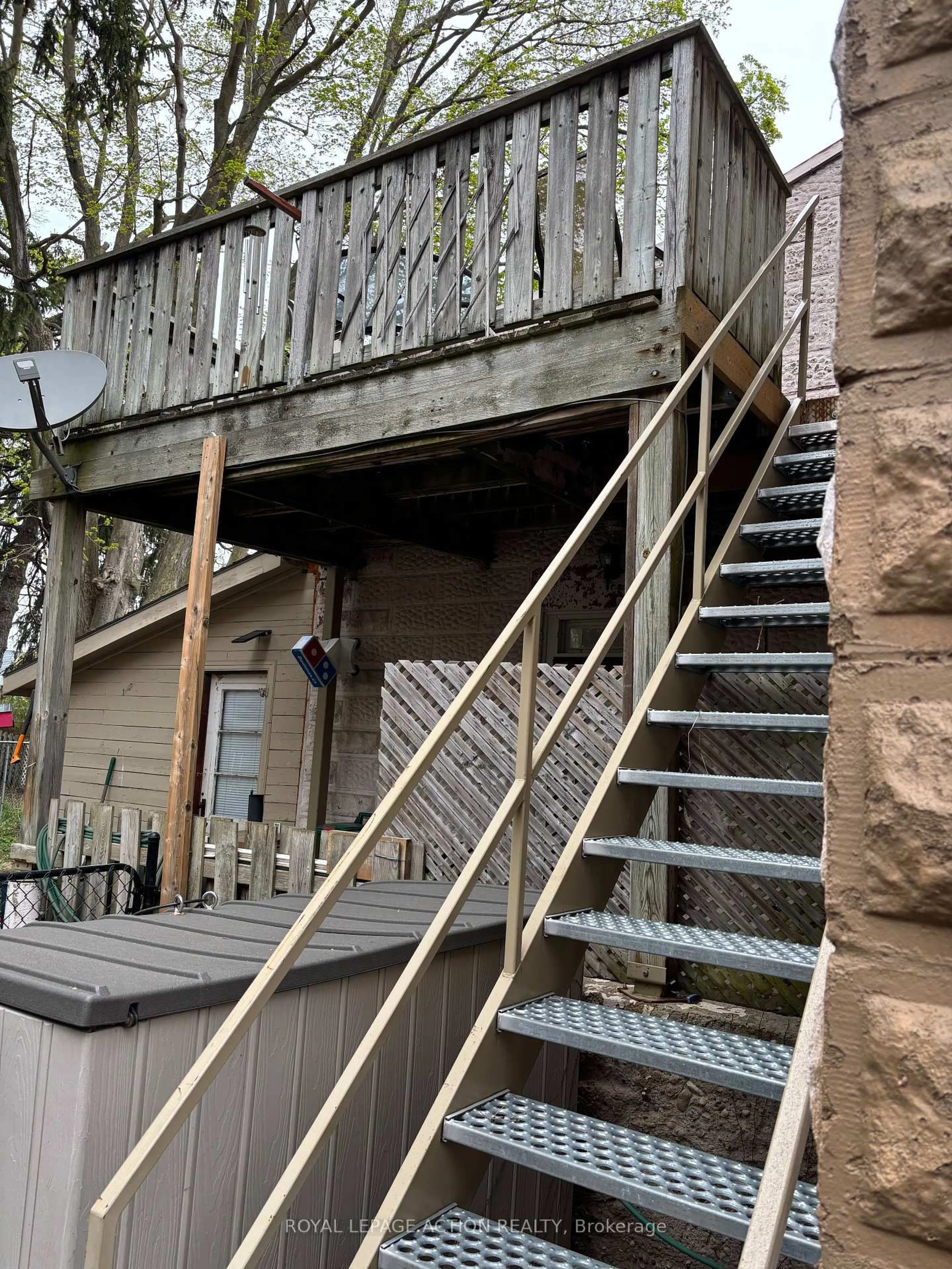 Stairs for 54 Victoria St, Brantford Ontario N3S 3K2