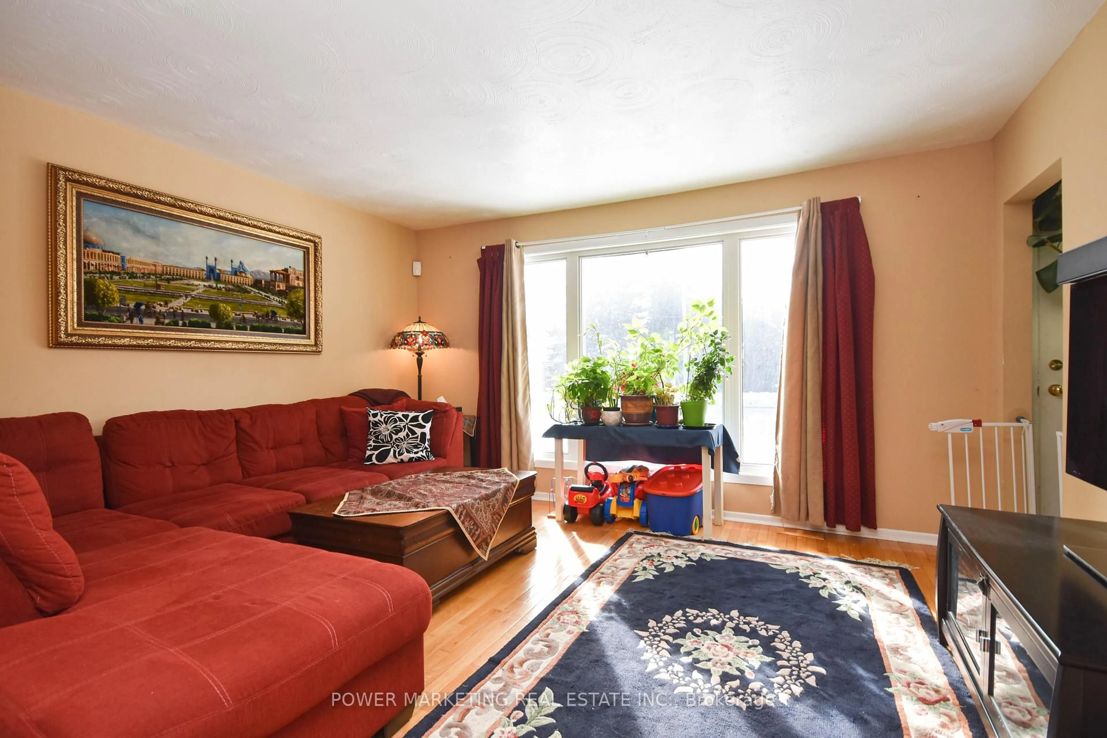 Living room with furniture, unknown for 3329 Navan Rd, Ottawa Ontario K1W 0K7