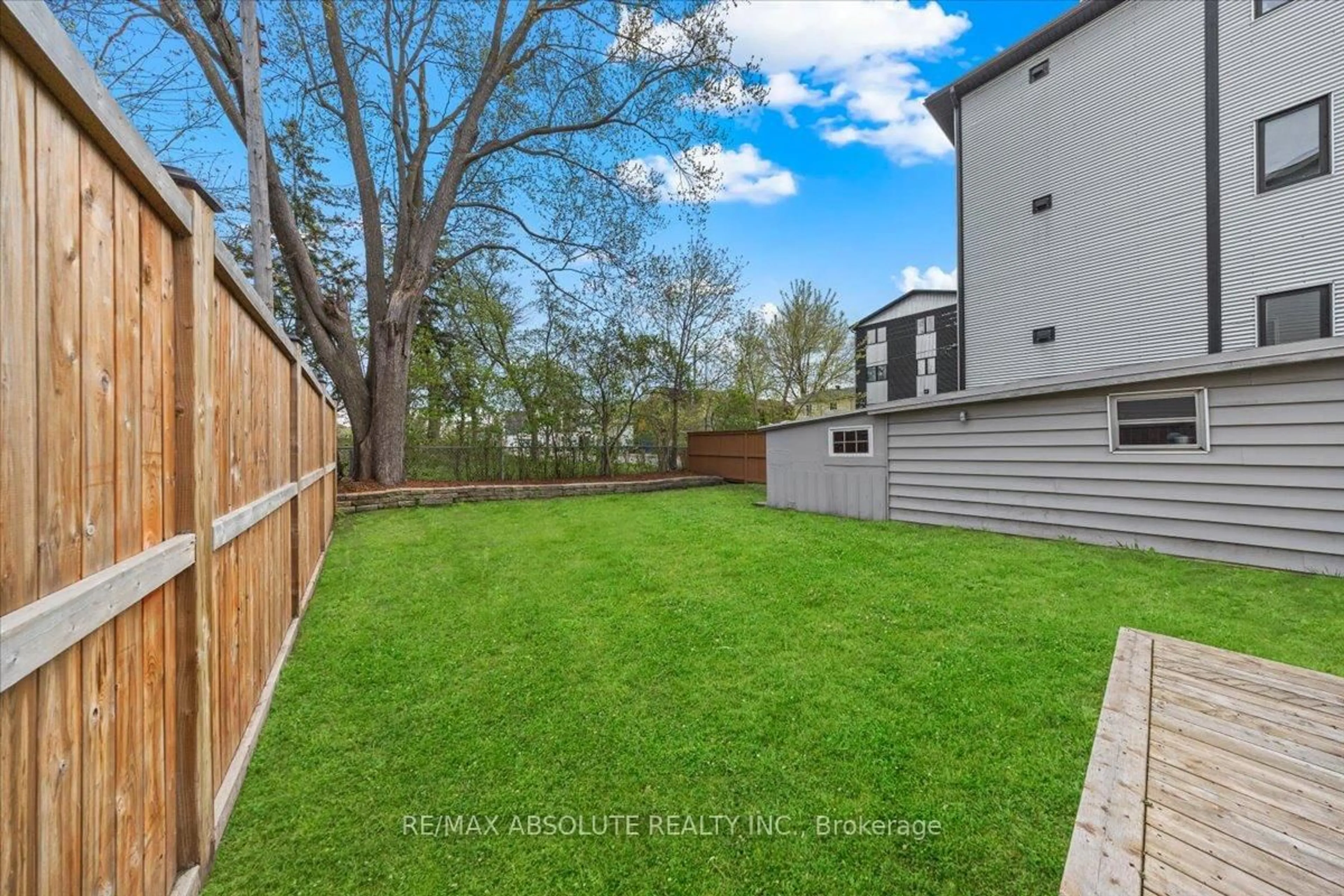 A pic from outside/outdoor area/front of a property/back of a property/a pic from drone, unknown for 142 Lees Ave, Ottawa Ontario K1S 0C3
