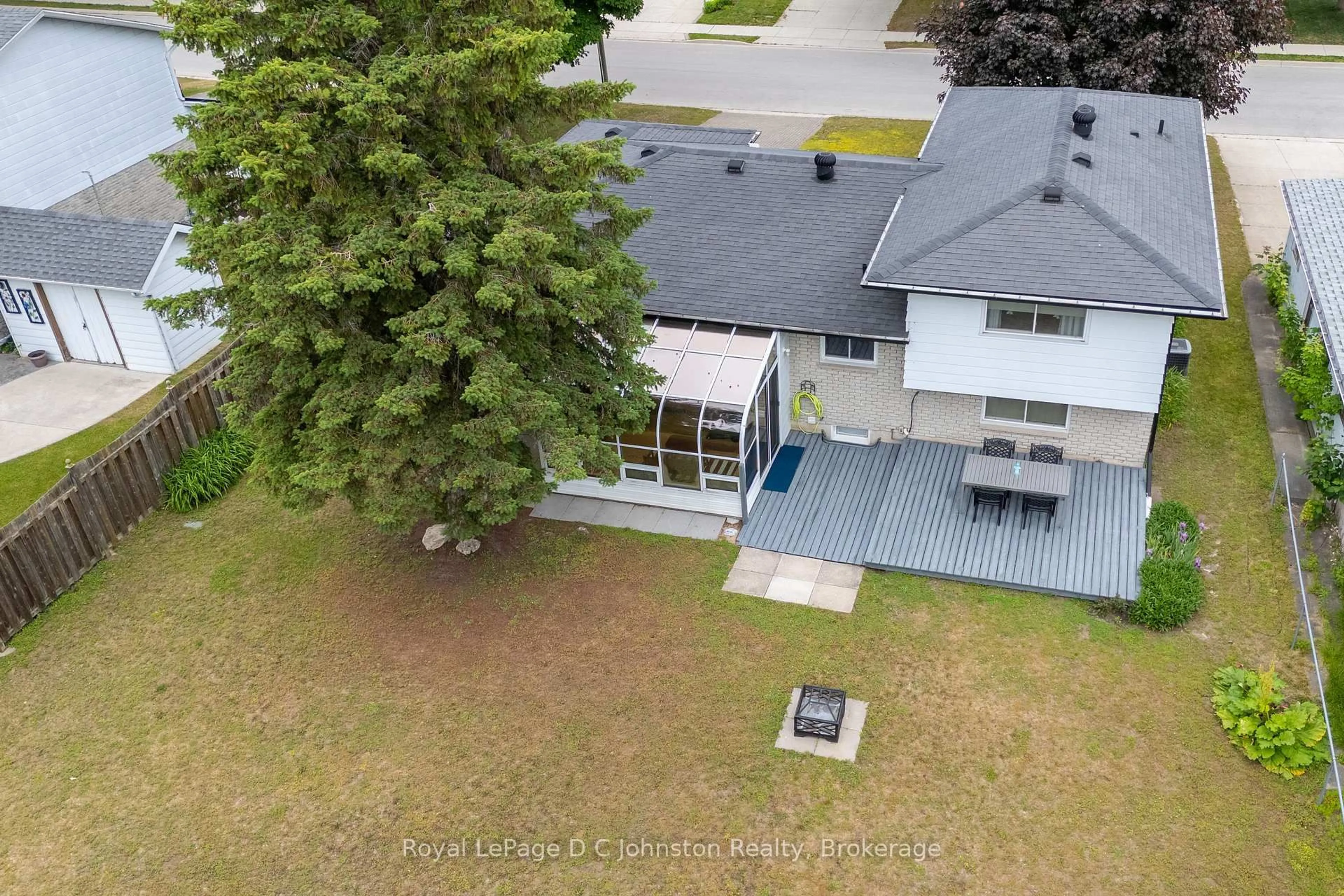 A pic from outside/outdoor area/front of a property/back of a property/a pic from drone, unknown for 362 Crawford St, Saugeen Shores Ontario N0H 2C2