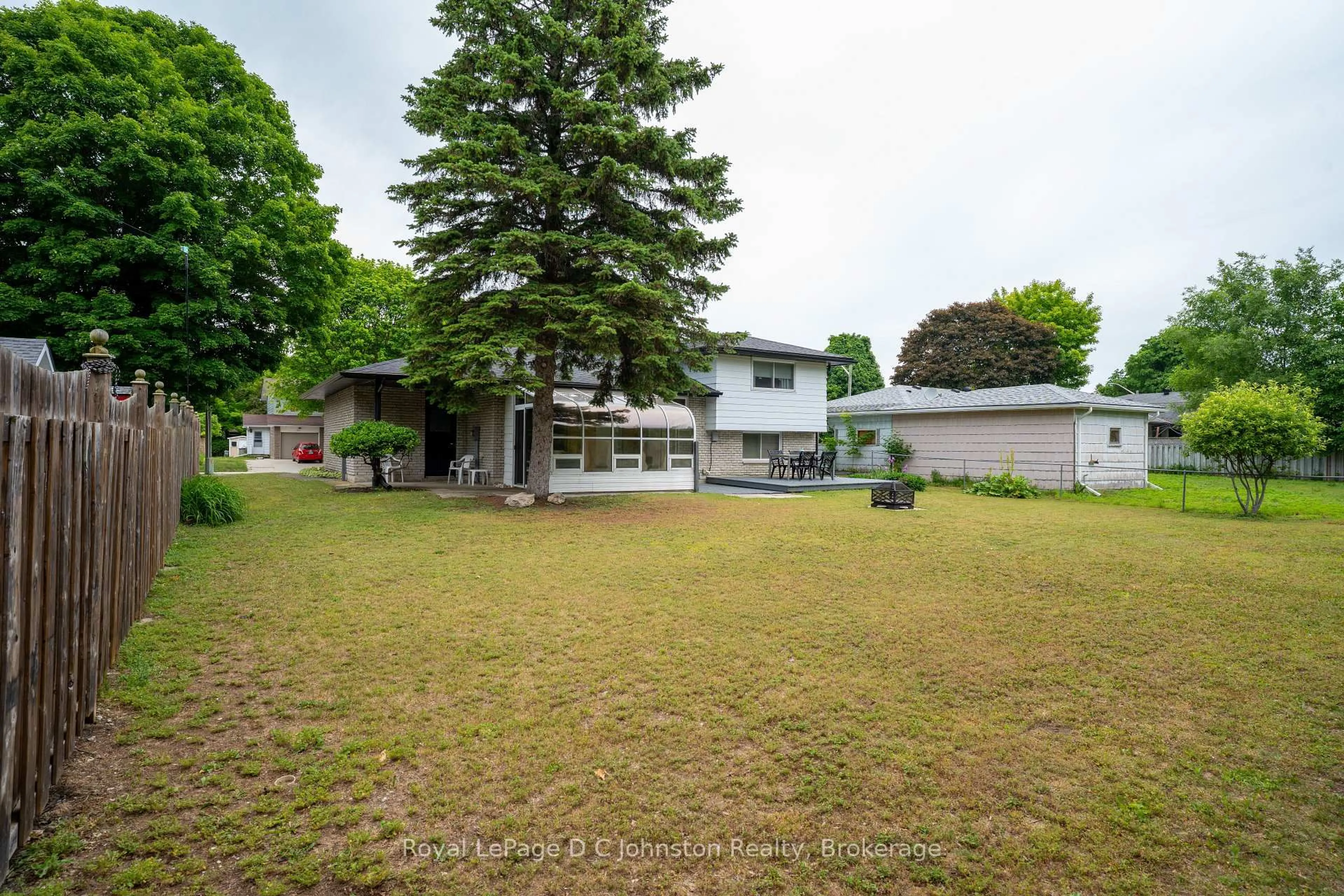 A pic from outside/outdoor area/front of a property/back of a property/a pic from drone, unknown for 362 Crawford St, Saugeen Shores Ontario N0H 2C2