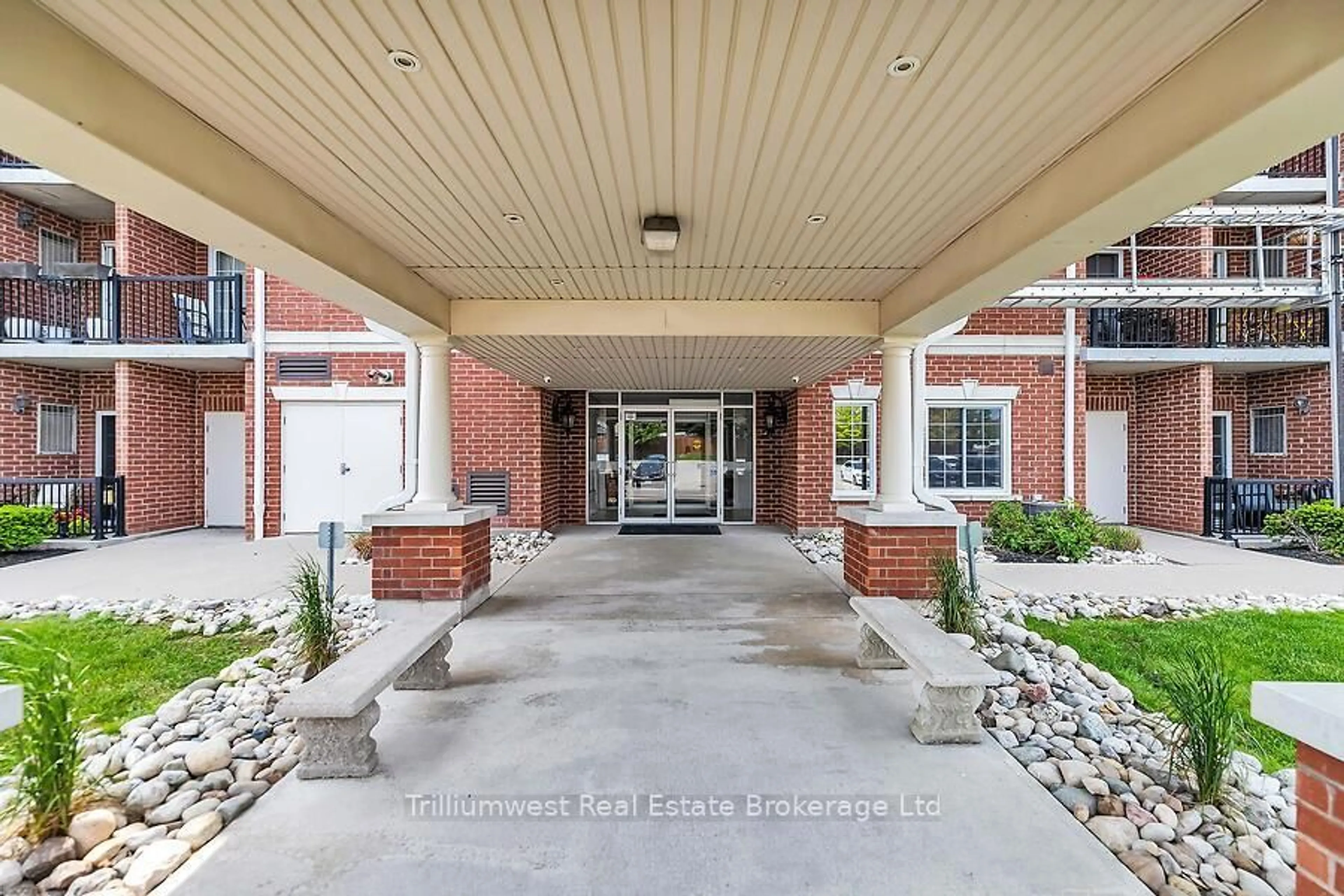 Indoor foyer for 415 Grange Rd #310, Guelph Ontario N1E 0C4