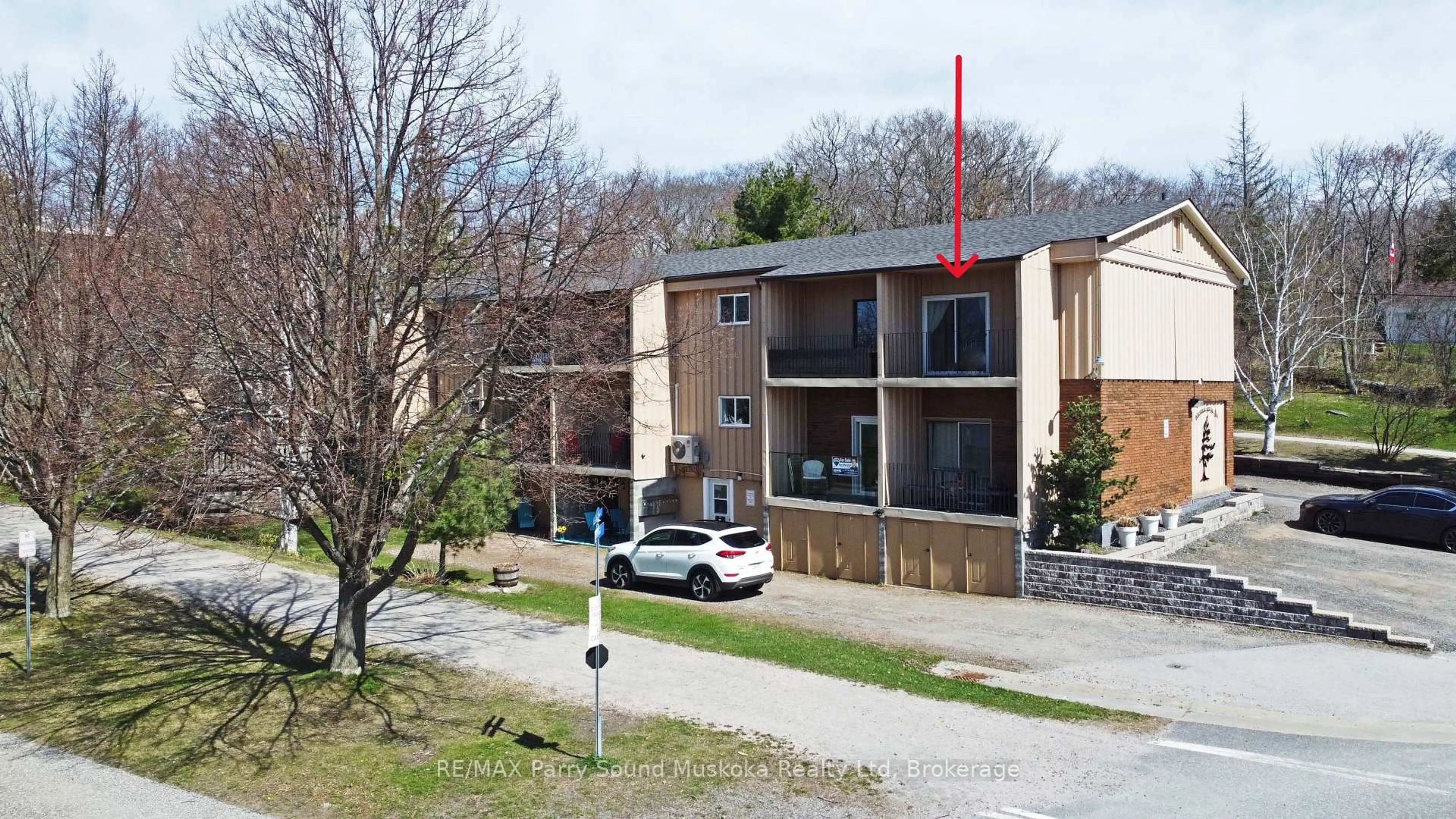 A pic from outside/outdoor area/front of a property/back of a property/a pic from drone, building for 21 Prospect St #7, Parry Sound Ontario P2A 2B5