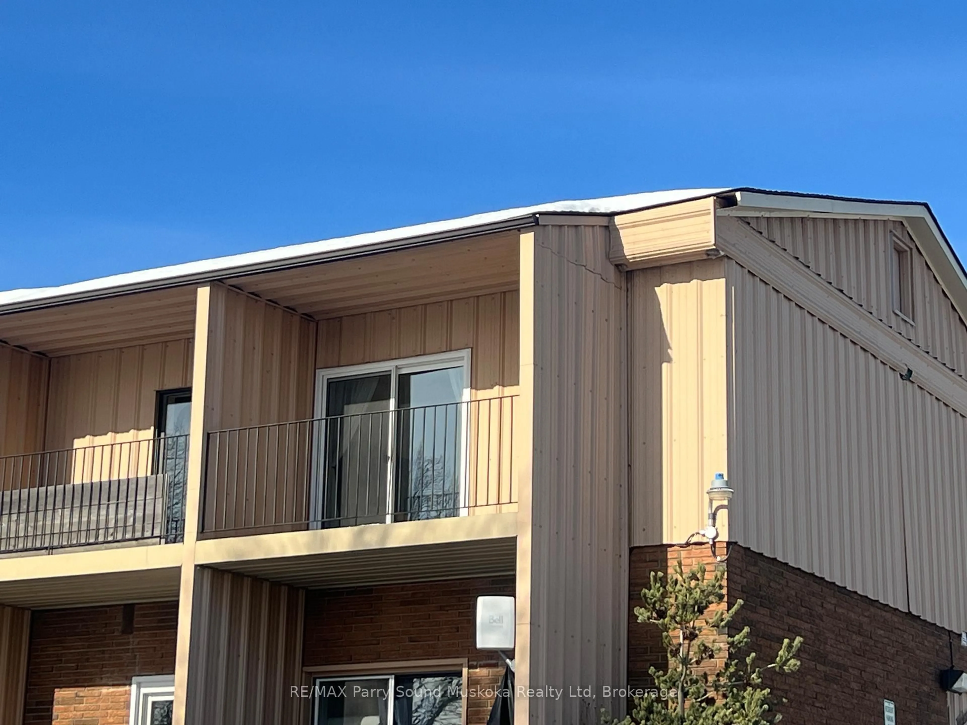 Home with vinyl exterior material, building for 21 Prospect St #7, Parry Sound Ontario P2A 2B5