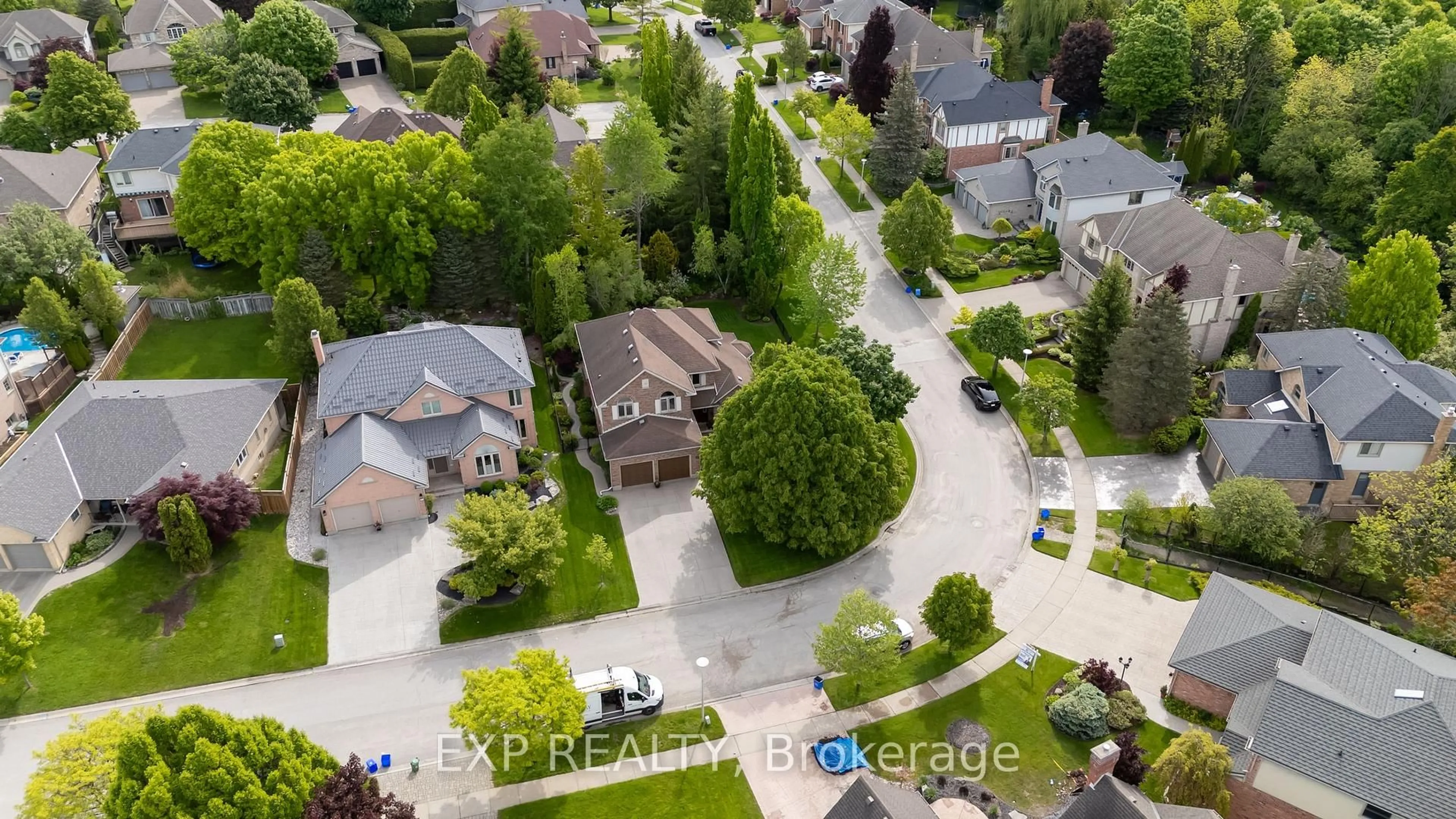 A pic from outside/outdoor area/front of a property/back of a property/a pic from drone, street for 22 Glenridge Cres, London North Ontario N6G 4W5