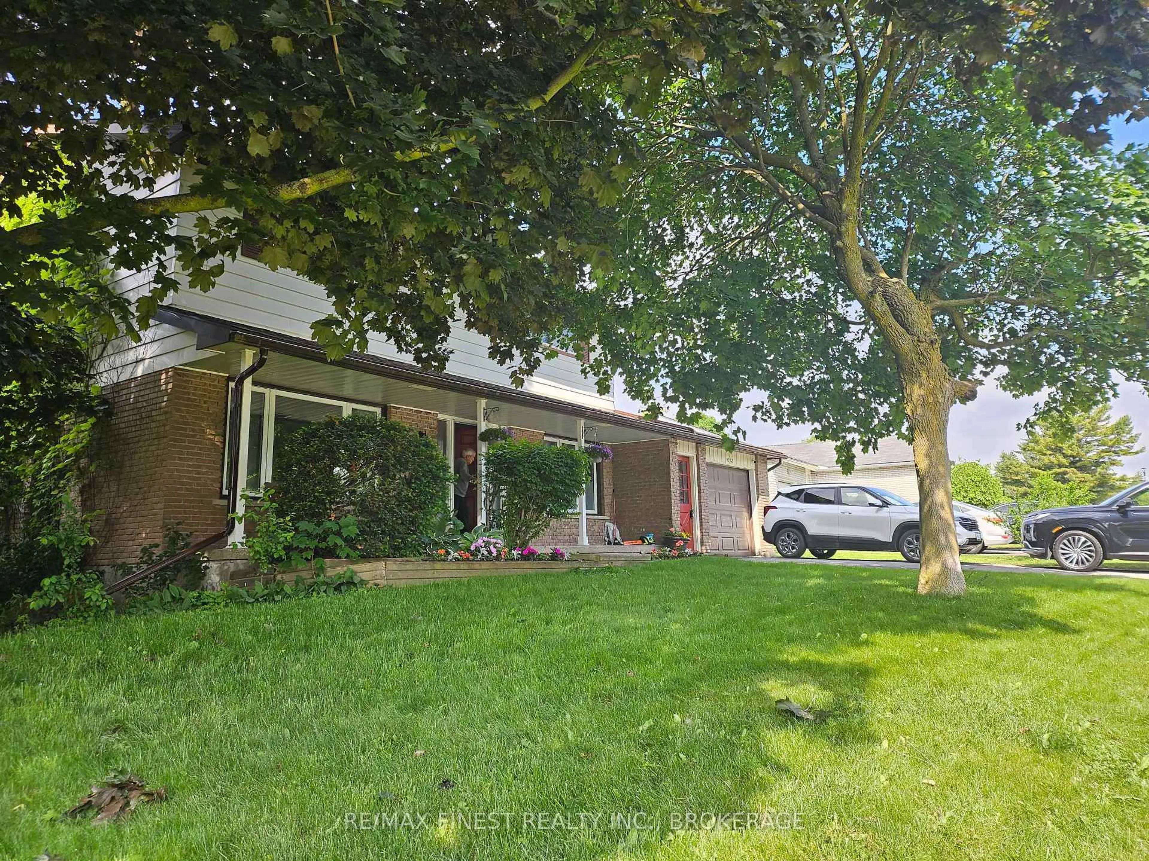 A pic from outside/outdoor area/front of a property/back of a property/a pic from drone, street for 1043 LINCOLN Dr, Kingston Ontario K7M 4Z3