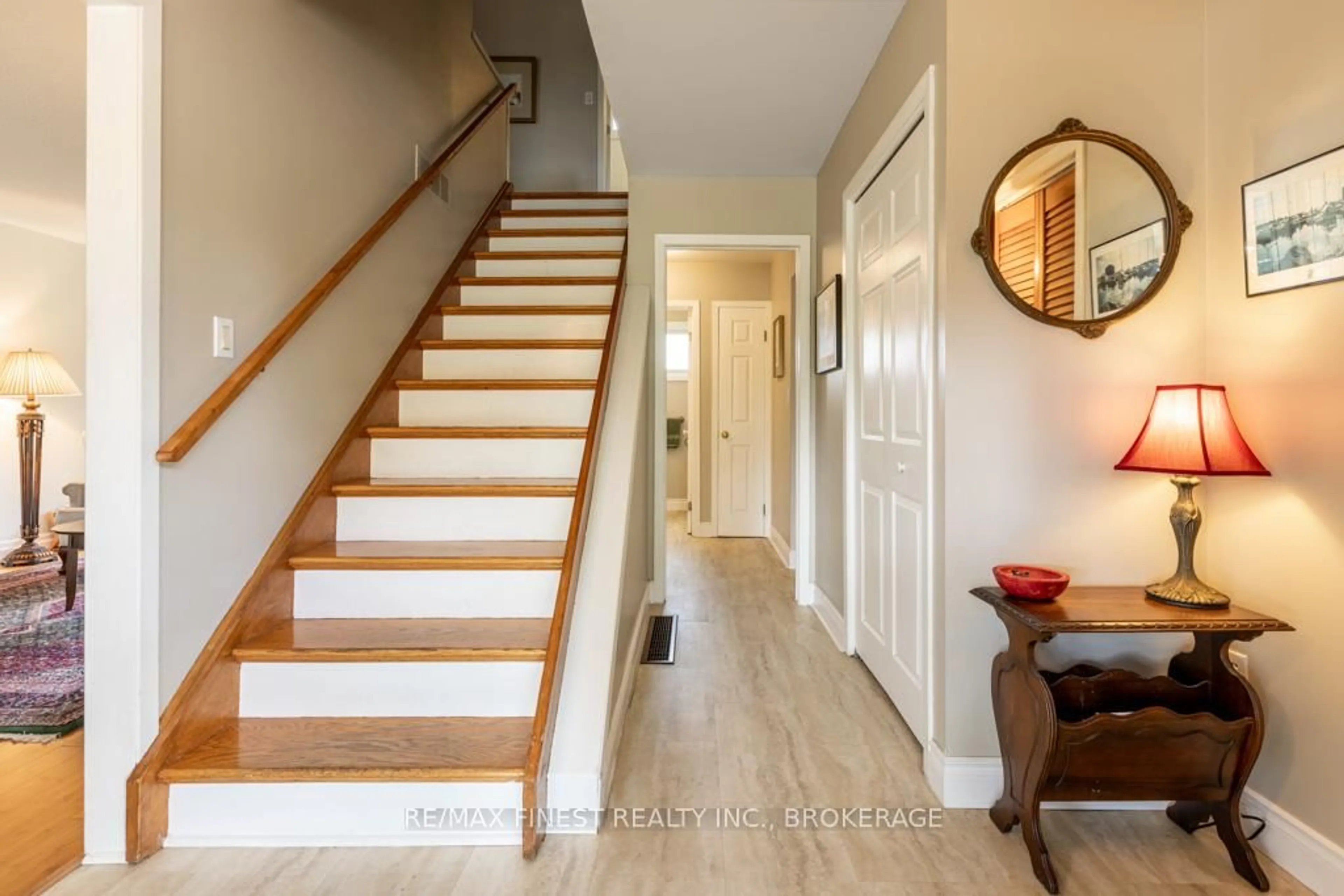 Indoor entryway for 1043 LINCOLN Dr, Kingston Ontario K7M 4Z3