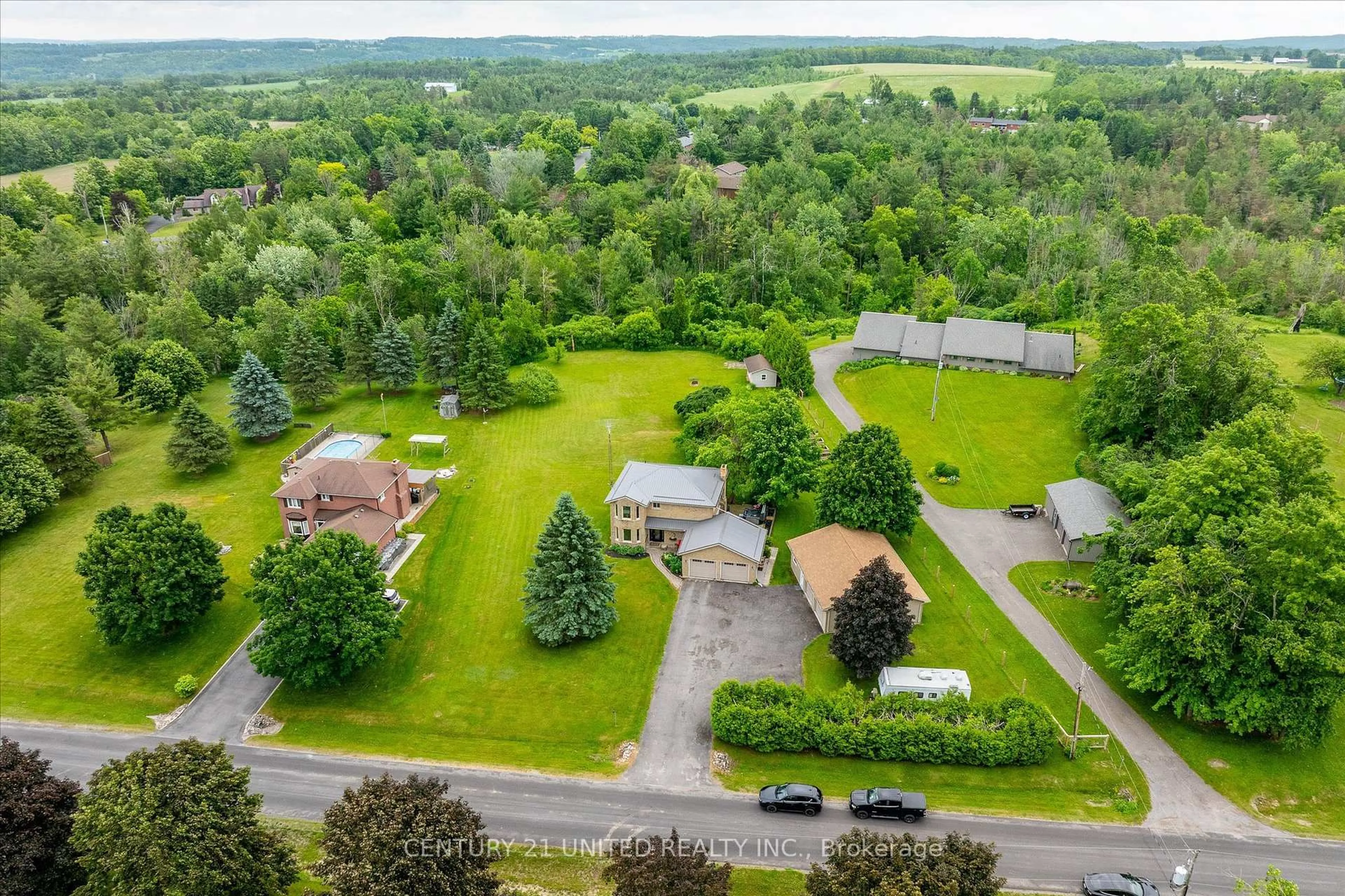 A pic from outside/outdoor area/front of a property/back of a property/a pic from drone, mountain view for 44 Valleyview Dr, Cavan Monaghan Ontario L0A 1G0