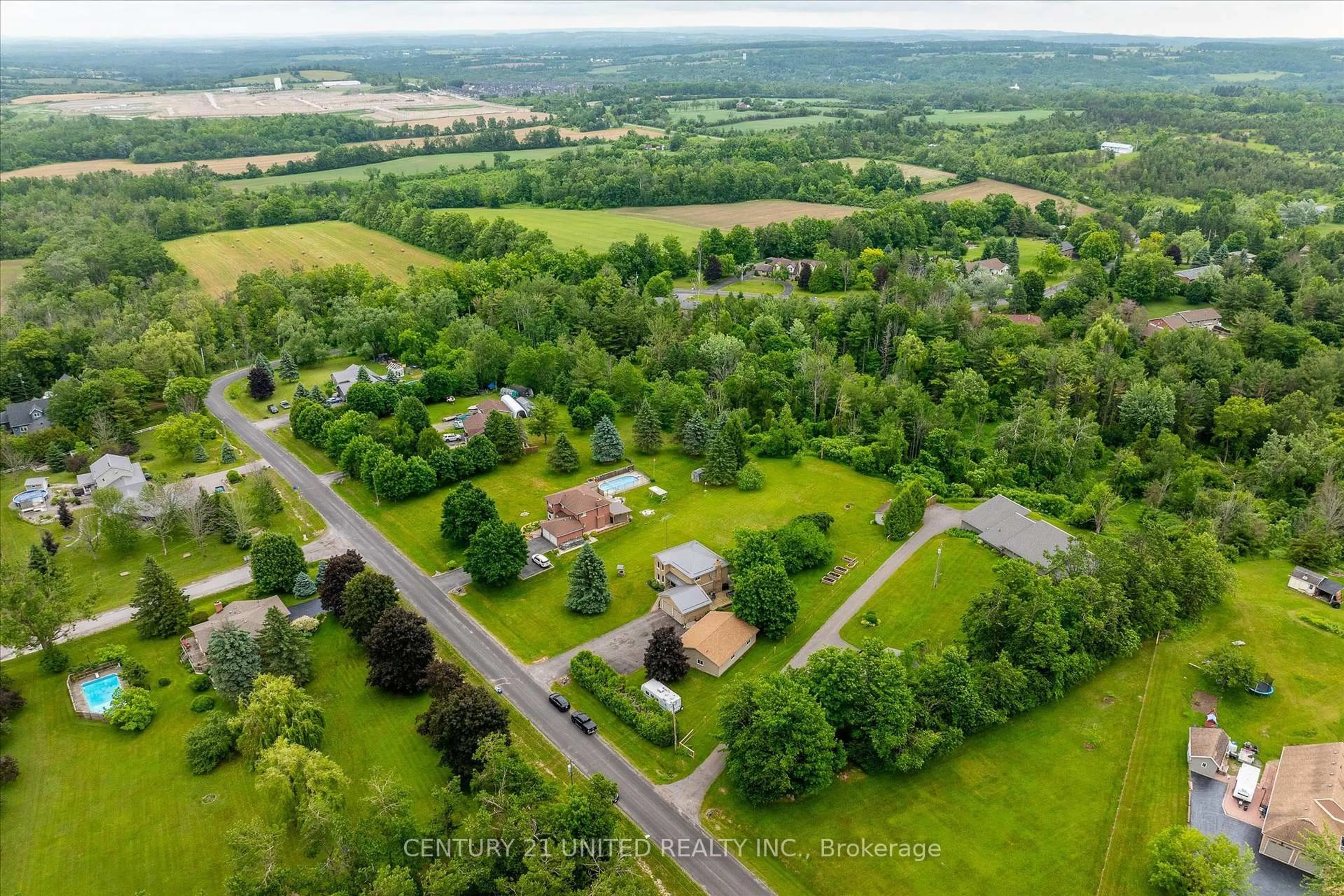 A pic from outside/outdoor area/front of a property/back of a property/a pic from drone, unknown for 44 Valleyview Dr, Cavan Monaghan Ontario L0A 1G0