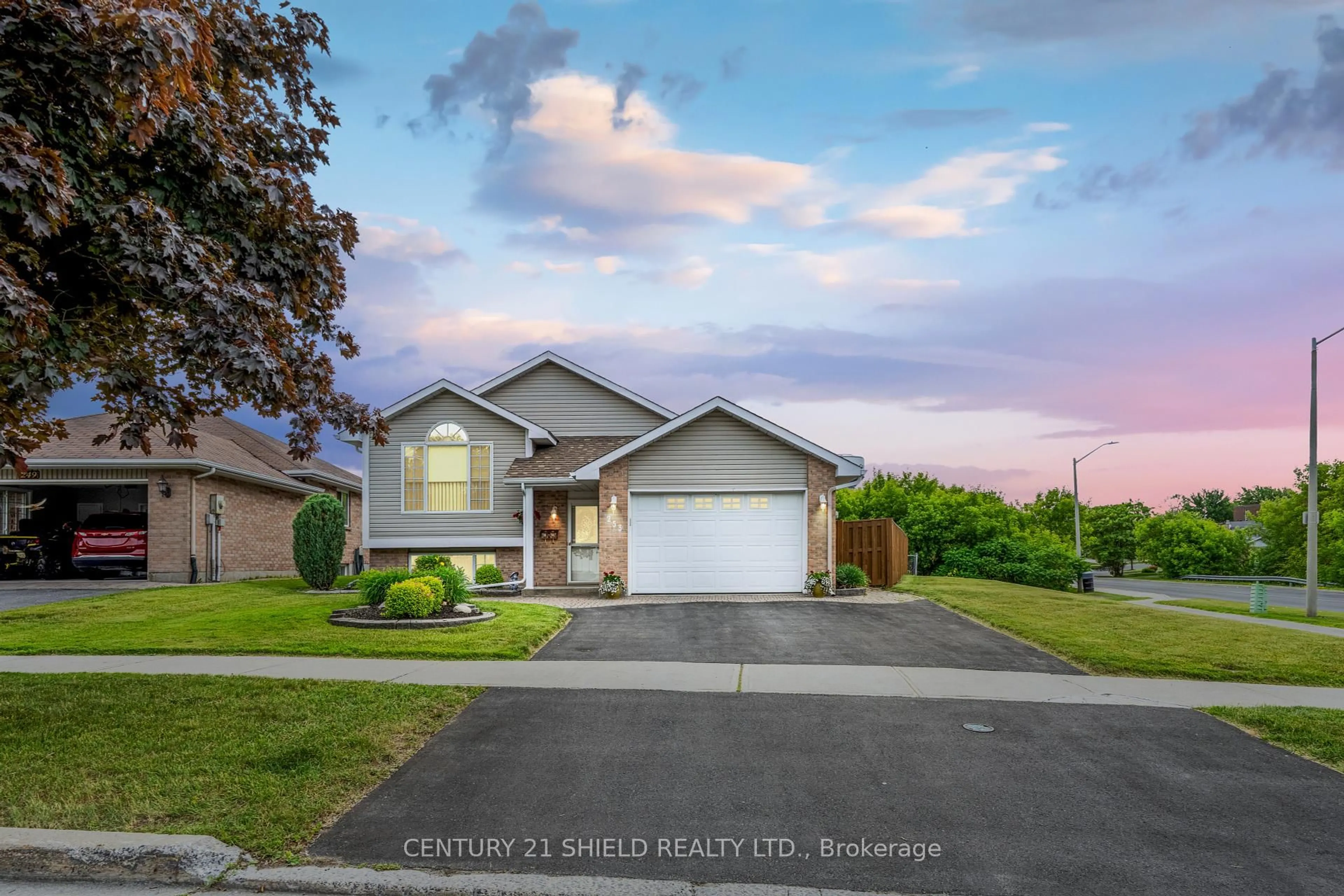 Home with vinyl exterior material, street for 253 Northwoods Cres, Cornwall Ontario K6H 7K3