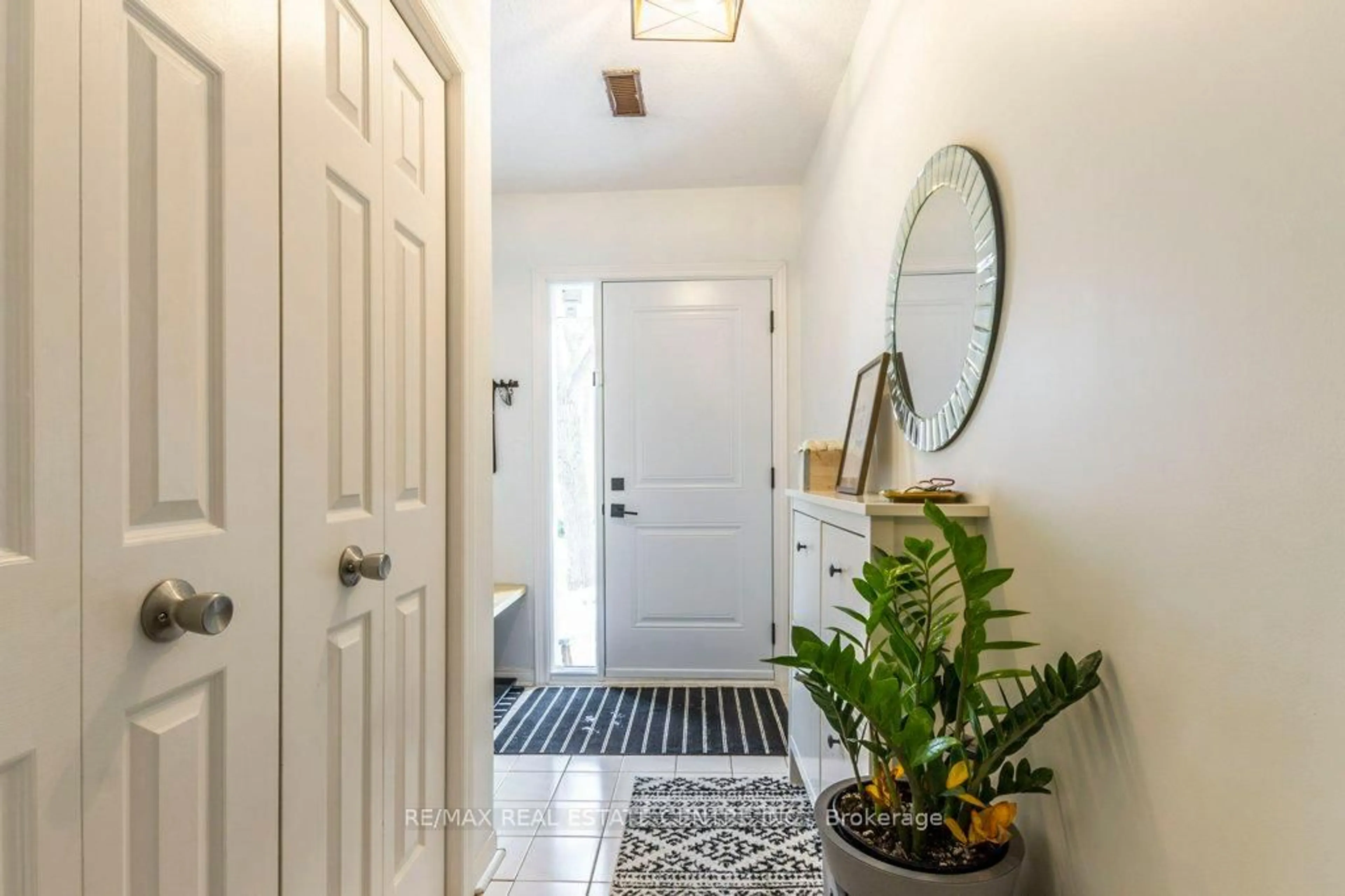 Indoor entryway for 26 Moss Blvd #77, Hamilton Ontario L9H 6W8