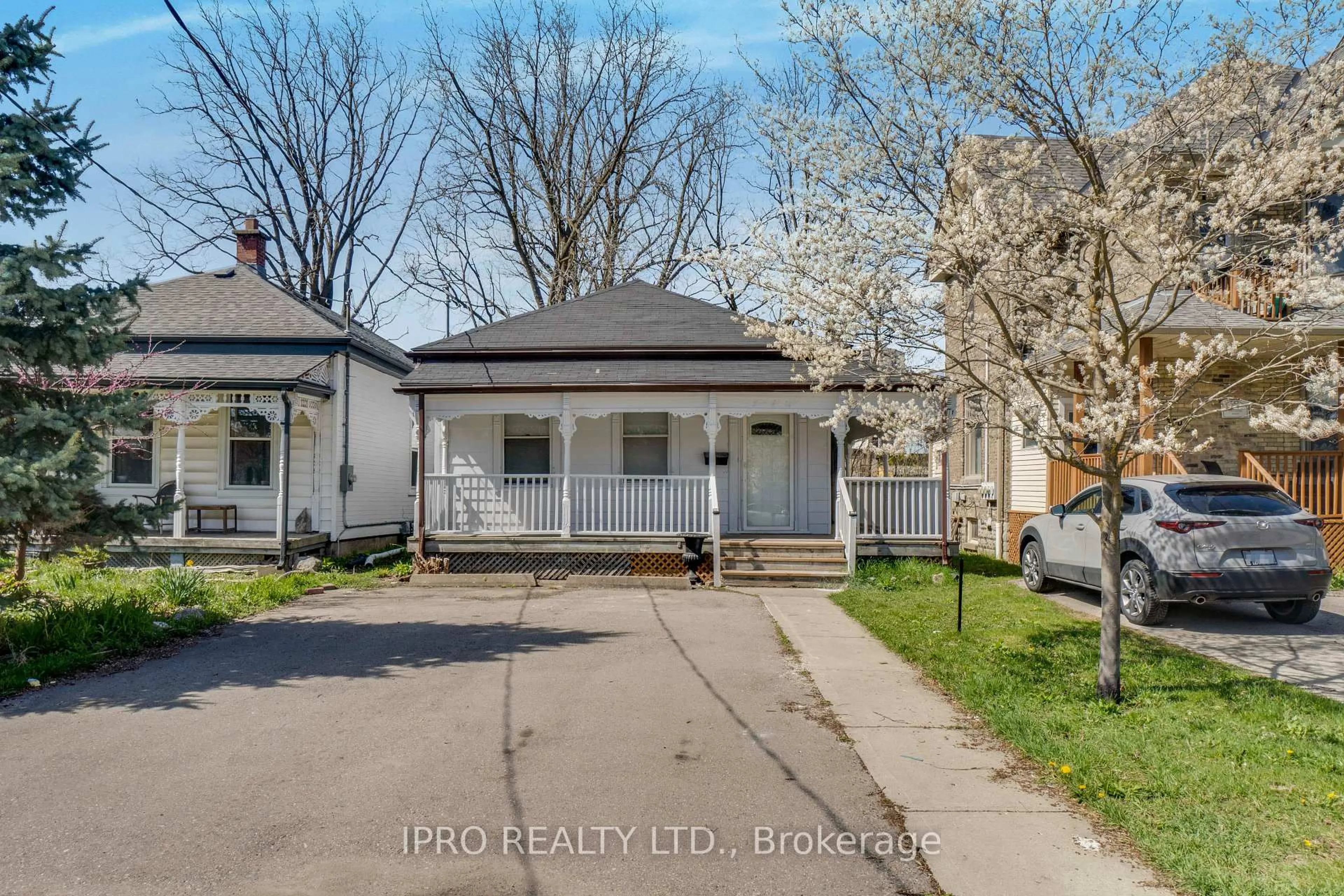 A pic from outside/outdoor area/front of a property/back of a property/a pic from drone, street for 368 Simcoe St, London East Ontario N6B 1J7
