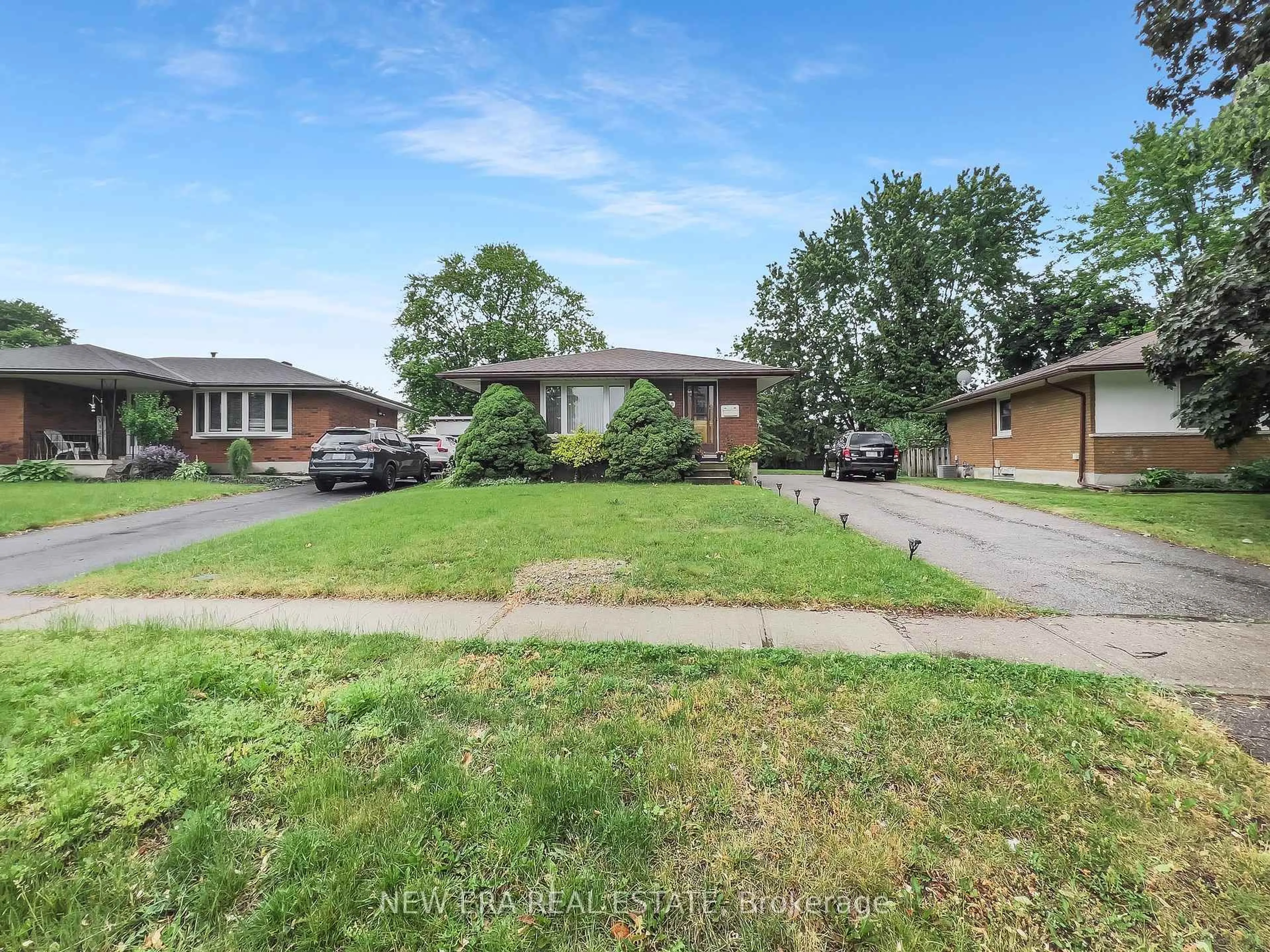 A pic from outside/outdoor area/front of a property/back of a property/a pic from drone, street for 30 Blueridge Cres, Brantford Ontario N3R 5E8