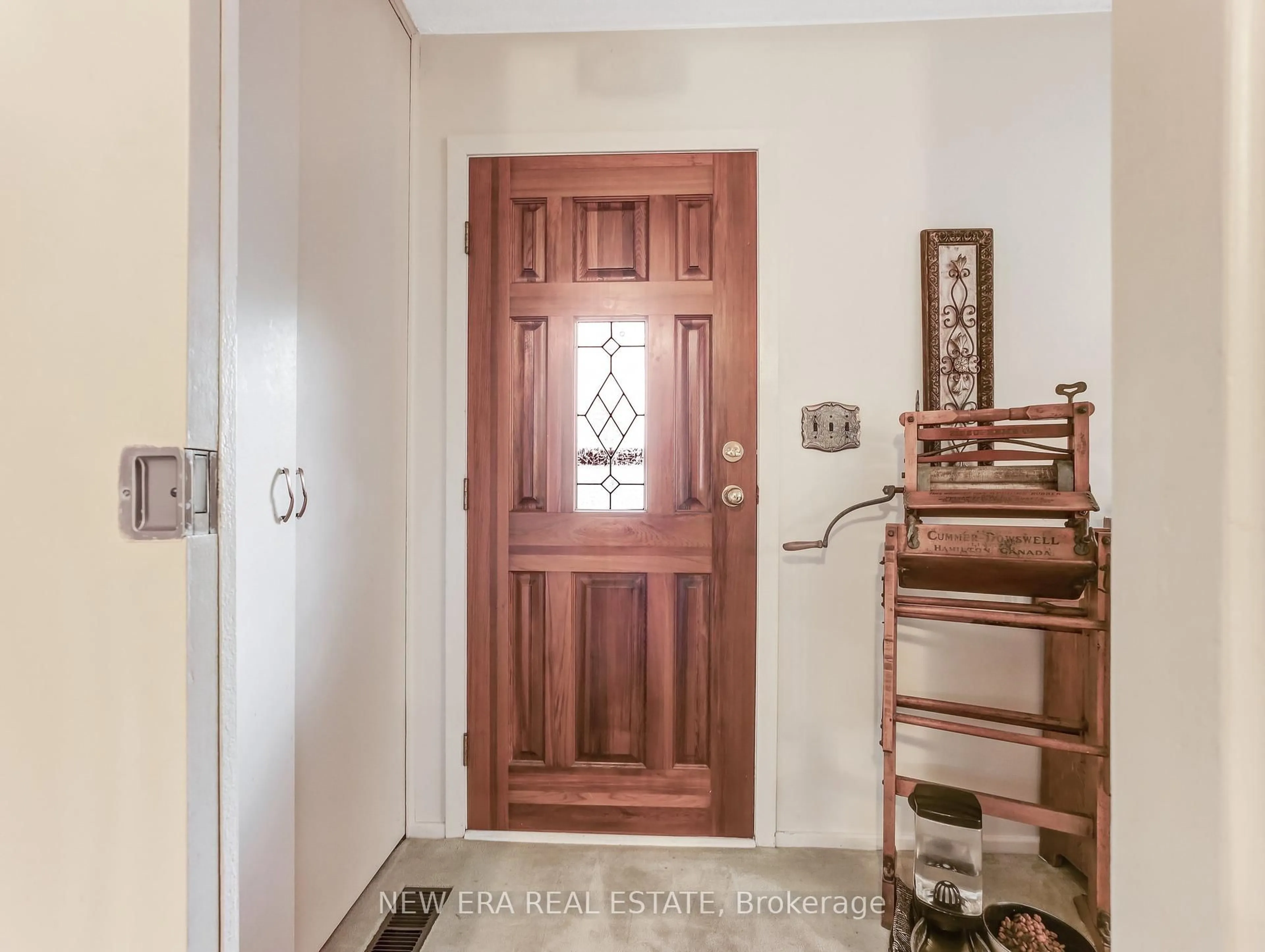 Indoor entryway for 30 Blueridge Cres, Brantford Ontario N3R 5E8