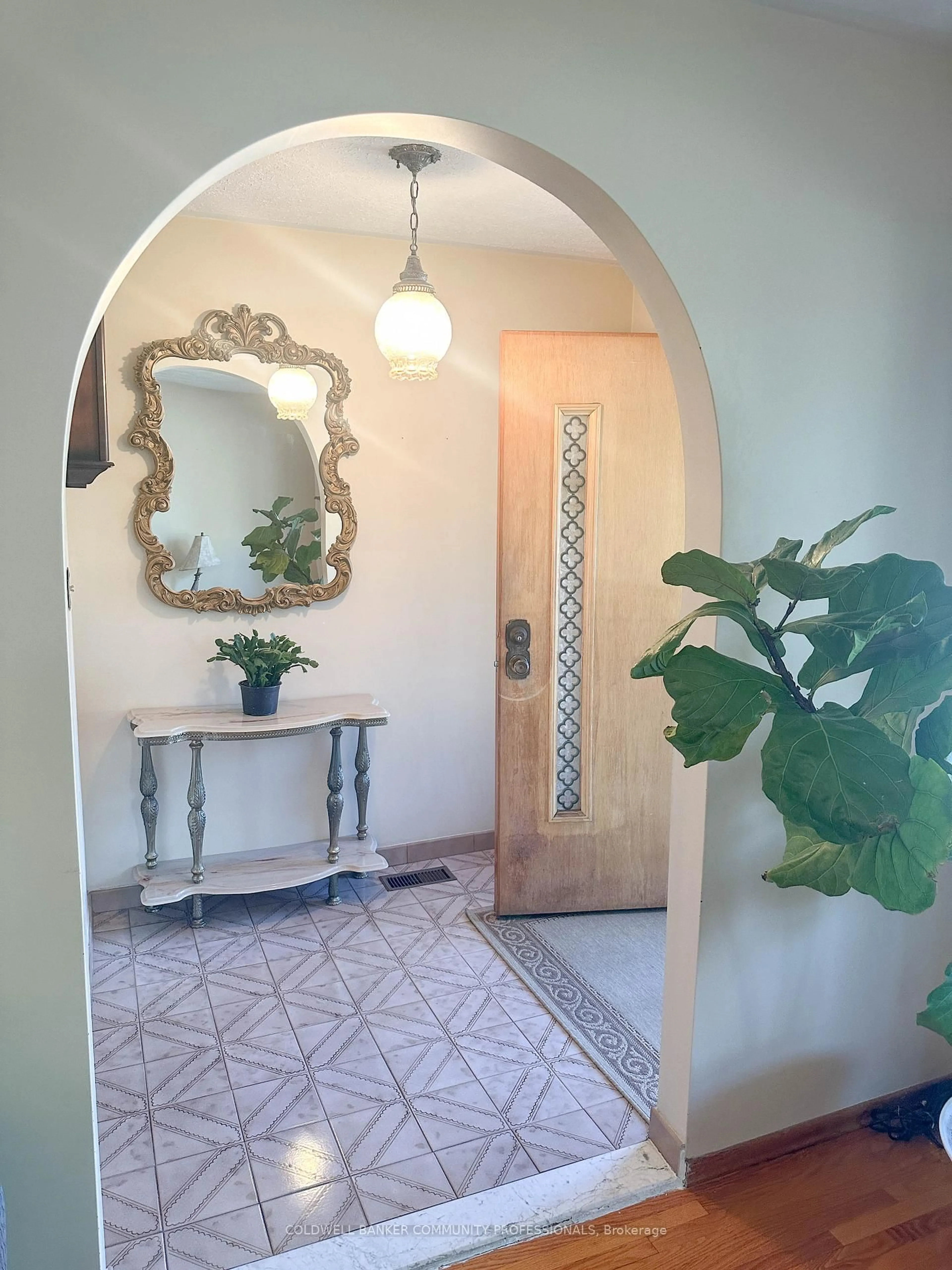 Indoor entryway for 233 Lawnhurst Crt, Hamilton Ontario L8V 4R4
