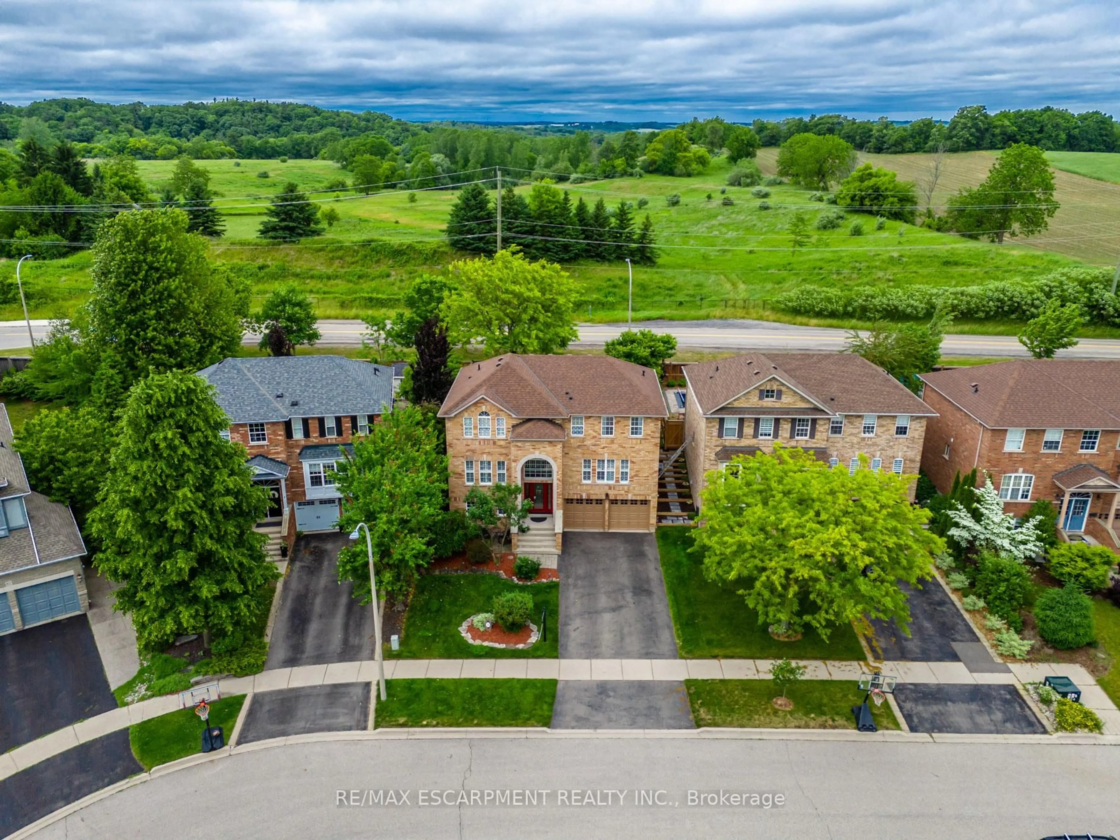 A pic from outside/outdoor area/front of a property/back of a property/a pic from drone, unknown for 70 ANDERSON Crt, Hamilton Ontario L9G 4Z7