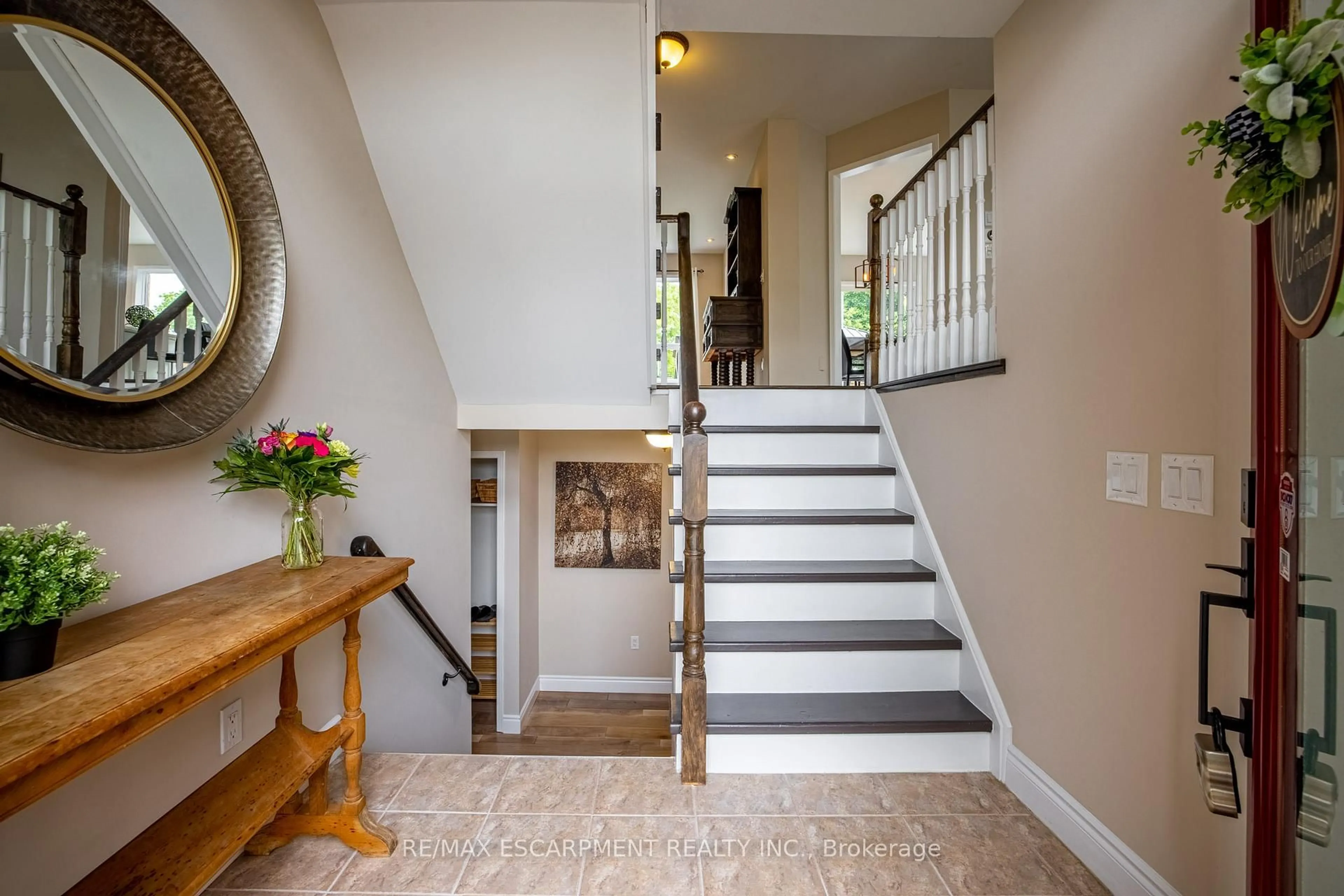 Indoor entryway for 70 ANDERSON Crt, Hamilton Ontario L9G 4Z7
