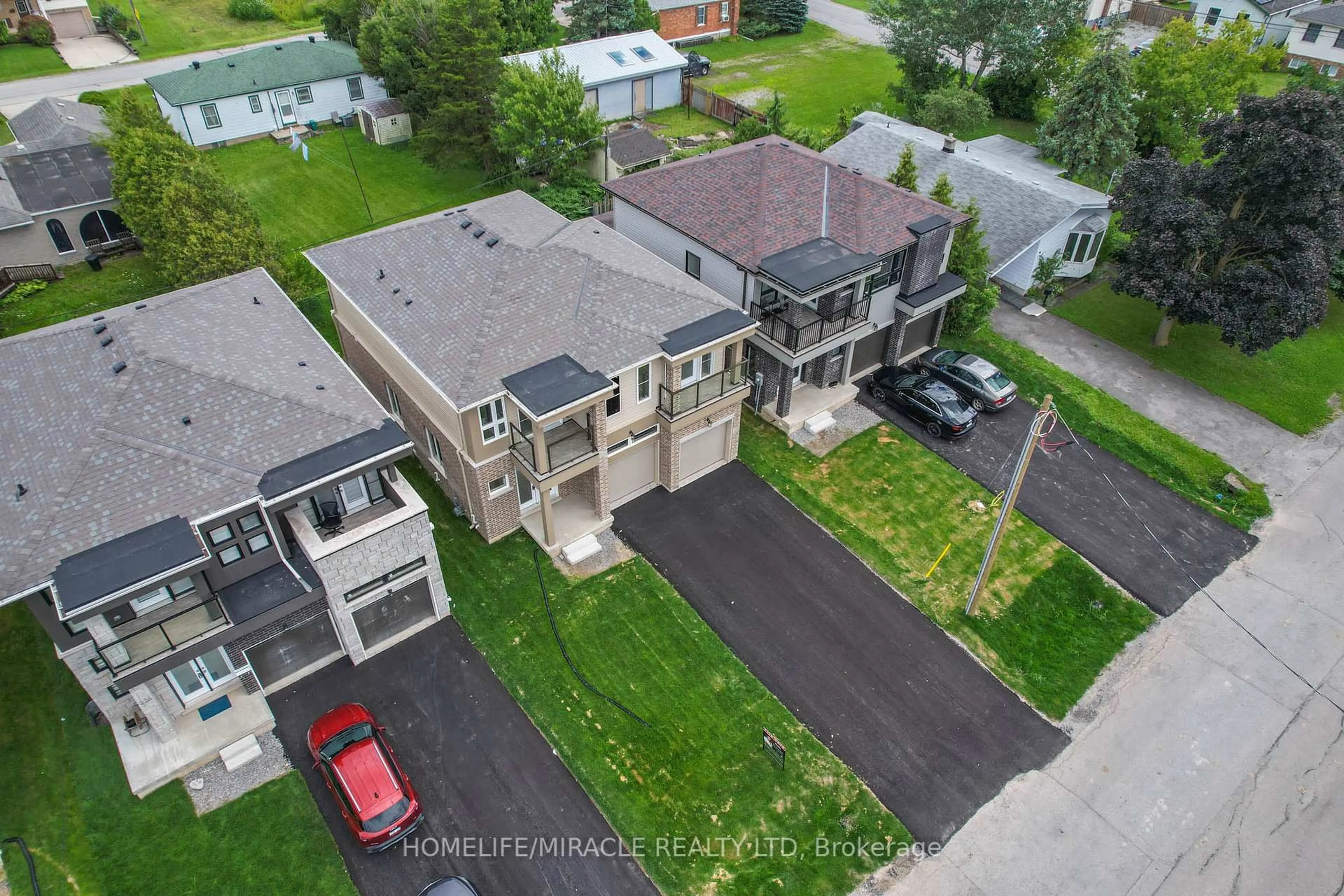 A pic from outside/outdoor area/front of a property/back of a property/a pic from drone, street for 228 Morton St, Thorold Ontario L2V 1C7