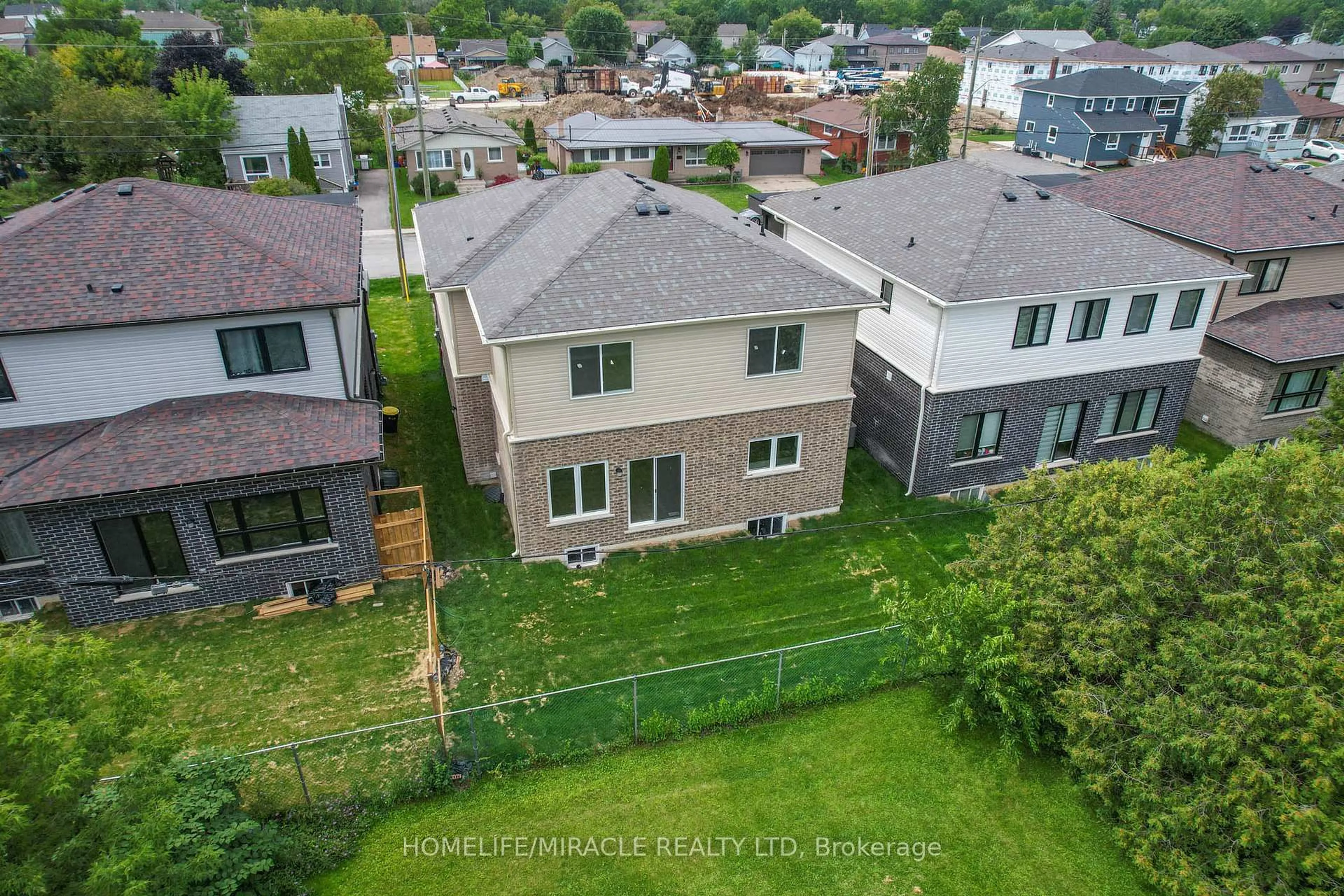 A pic from outside/outdoor area/front of a property/back of a property/a pic from drone, street for 228 Morton St, Thorold Ontario L2V 1C7