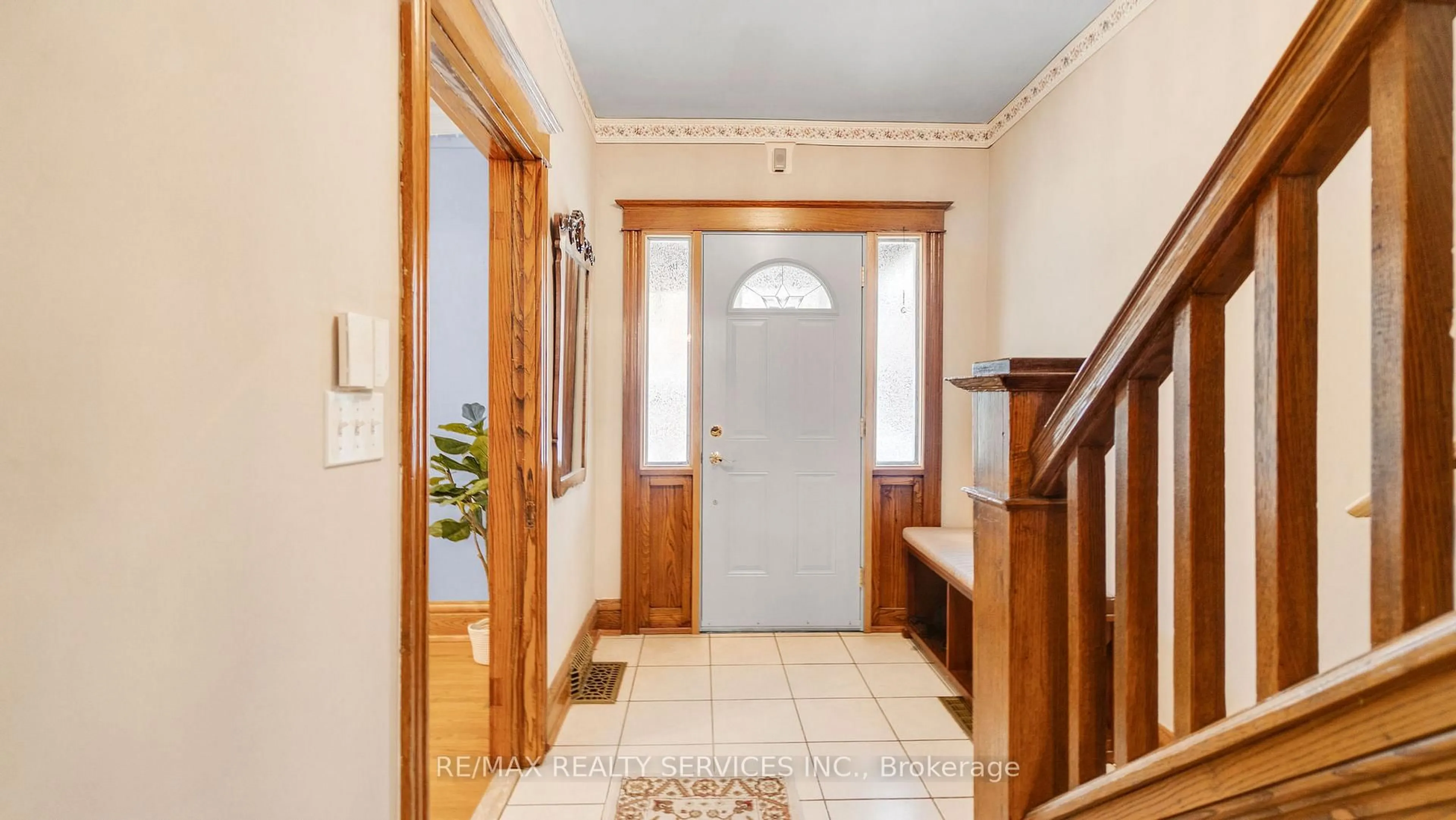 Indoor entryway for 107 Myrtle Ave, Hamilton Ontario L8M 2G1