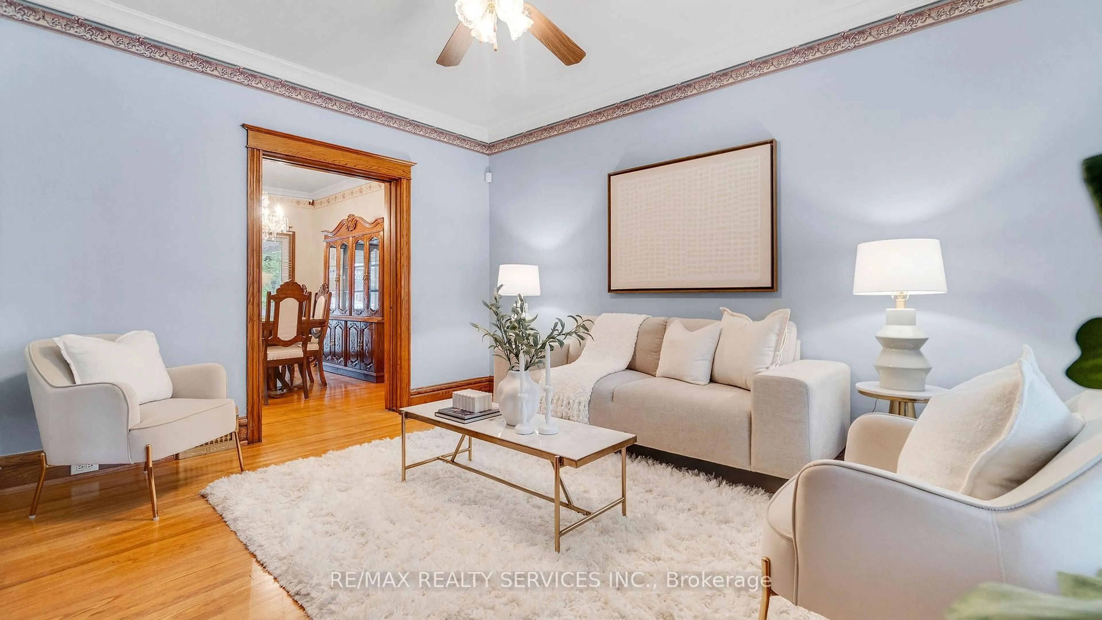 Living room with furniture, wood/laminate floor for 107 Myrtle Ave, Hamilton Ontario L8M 2G1