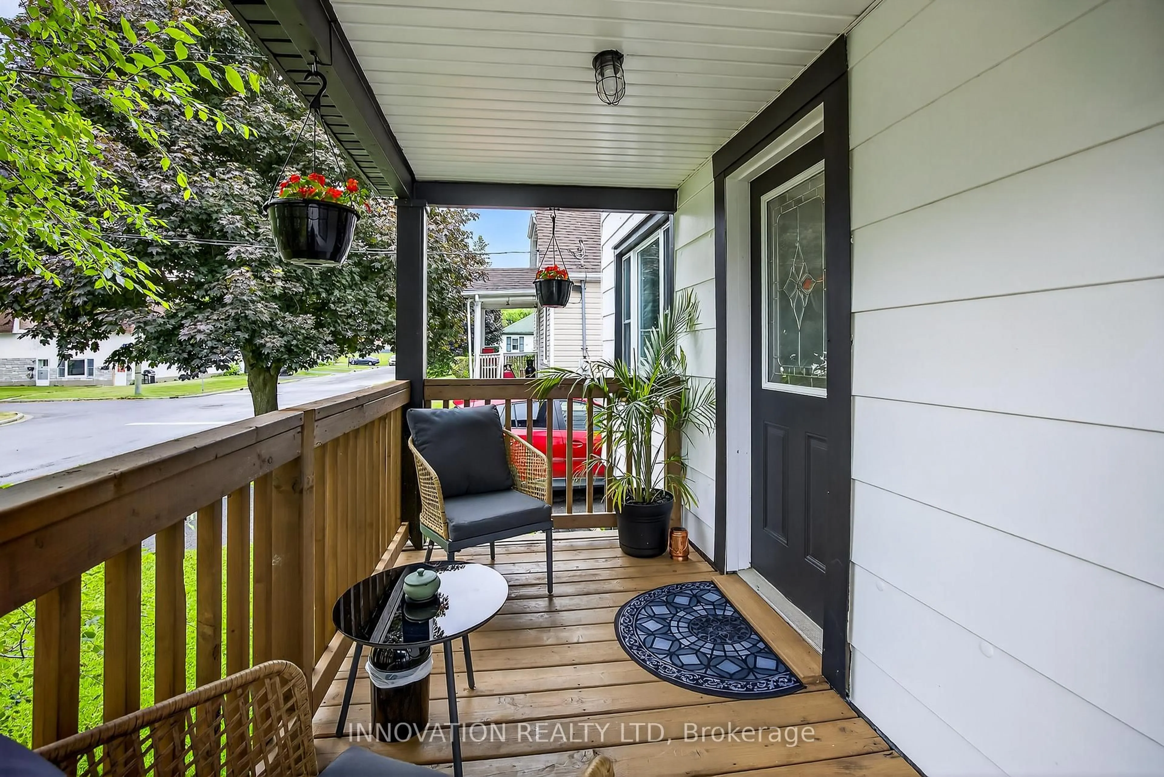 Patio, street for 166 7th St, Cornwall Ontario K6H 2R3