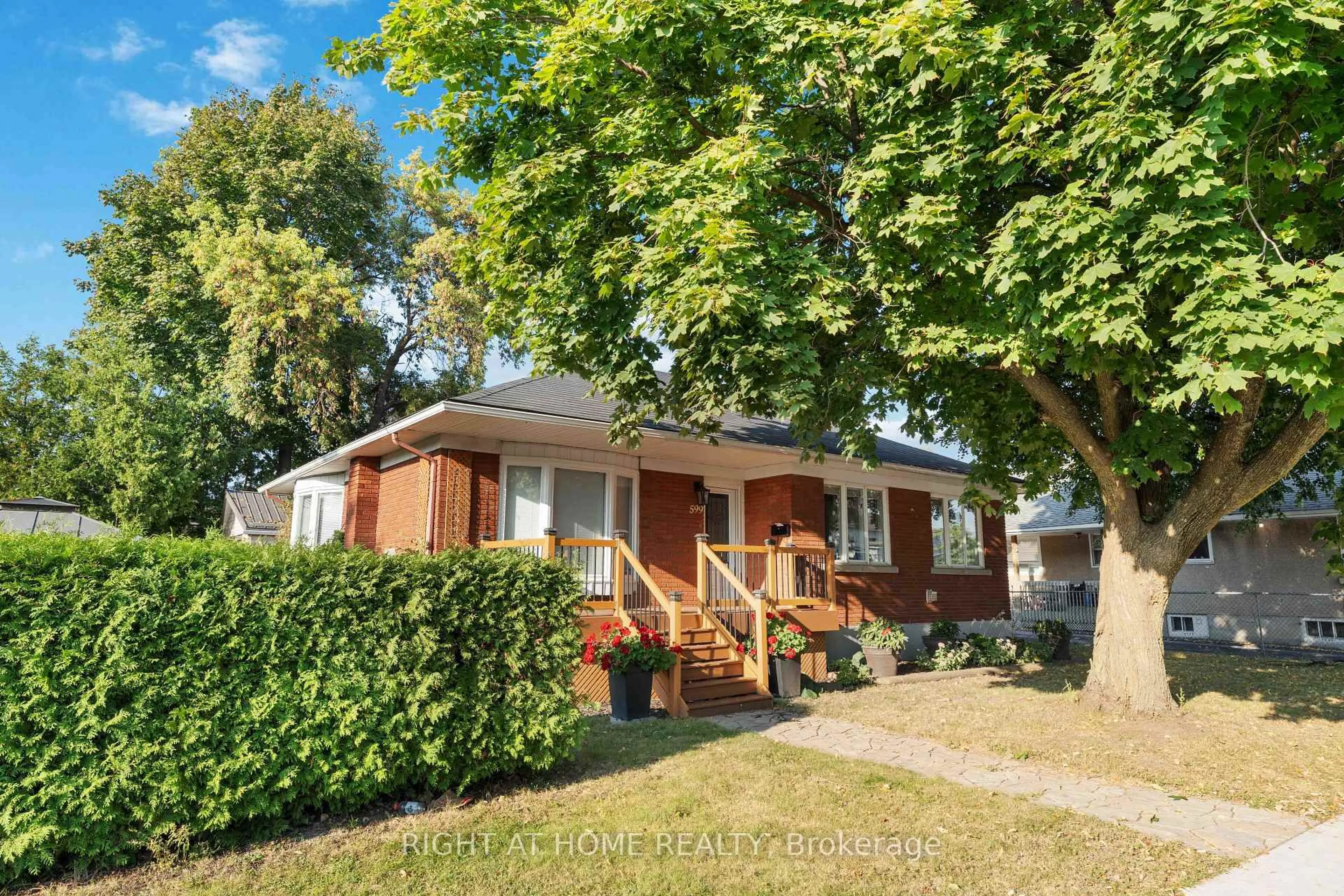 A pic from outside/outdoor area/front of a property/back of a property/a pic from drone, street for 599 Donald St, Ottawa Ontario K1K 1L3