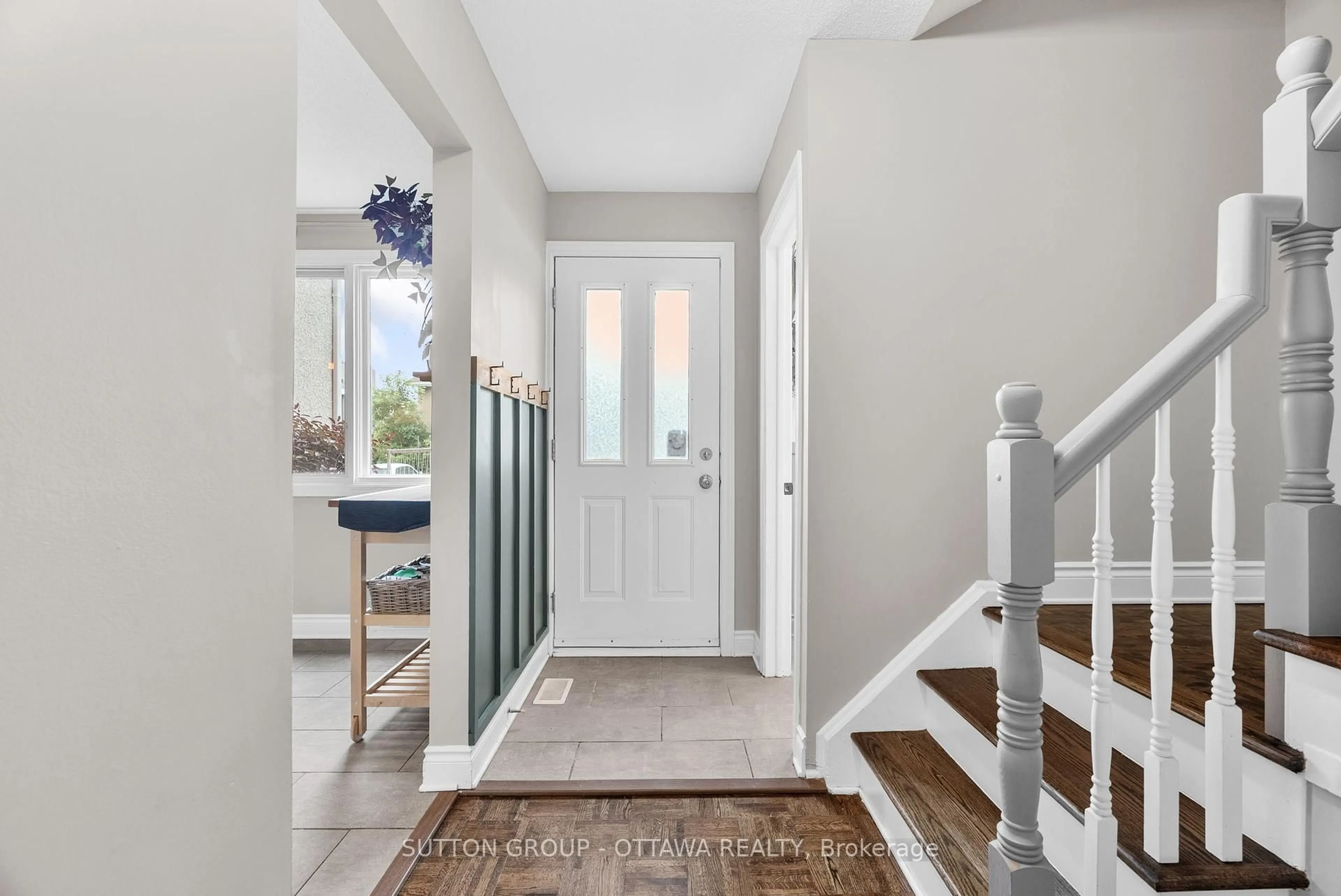 Indoor entryway for 60 COSTELLO Ave, Ottawa Ontario K2H 7C5