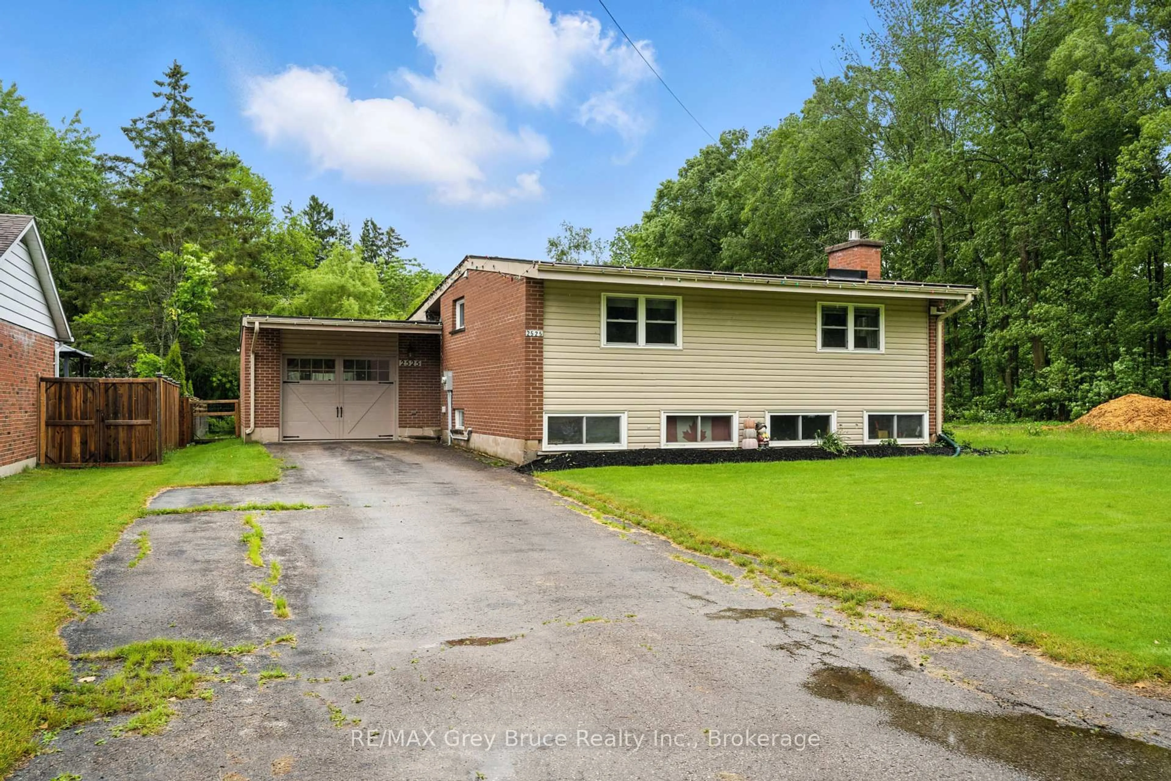 A pic from outside/outdoor area/front of a property/back of a property/a pic from drone, street for 2525 6th Ave, Owen Sound Ontario N4K 5J7