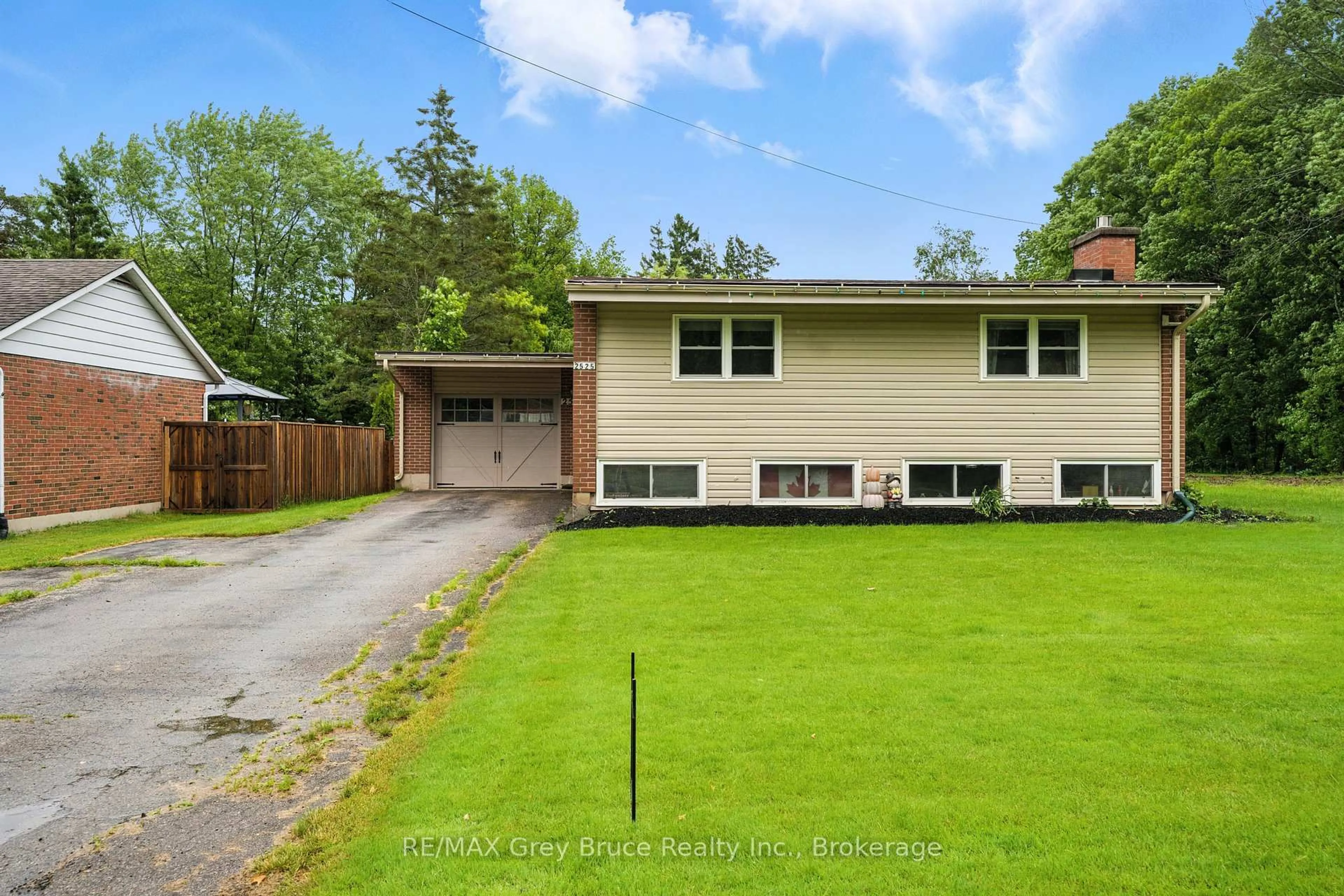 A pic from outside/outdoor area/front of a property/back of a property/a pic from drone, street for 2525 6th Ave, Owen Sound Ontario N4K 5J7