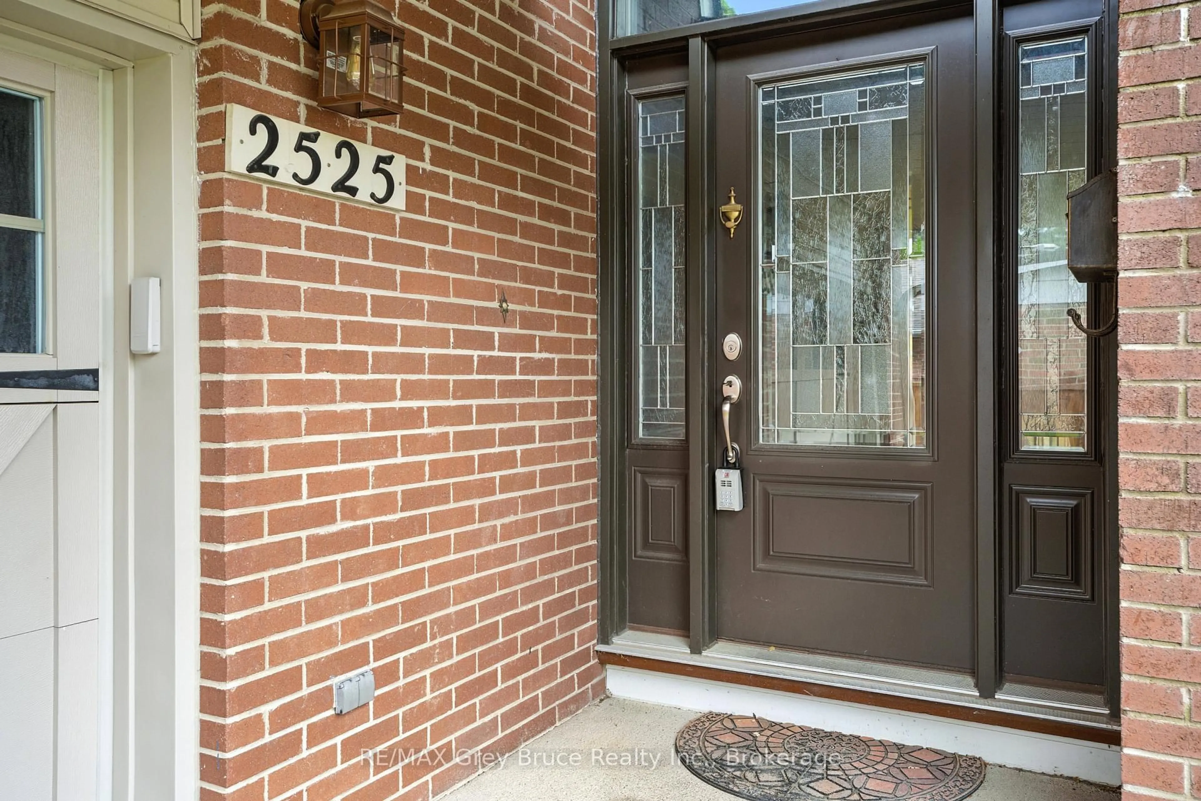 Indoor entryway for 2525 6th Ave, Owen Sound Ontario N4K 5J7