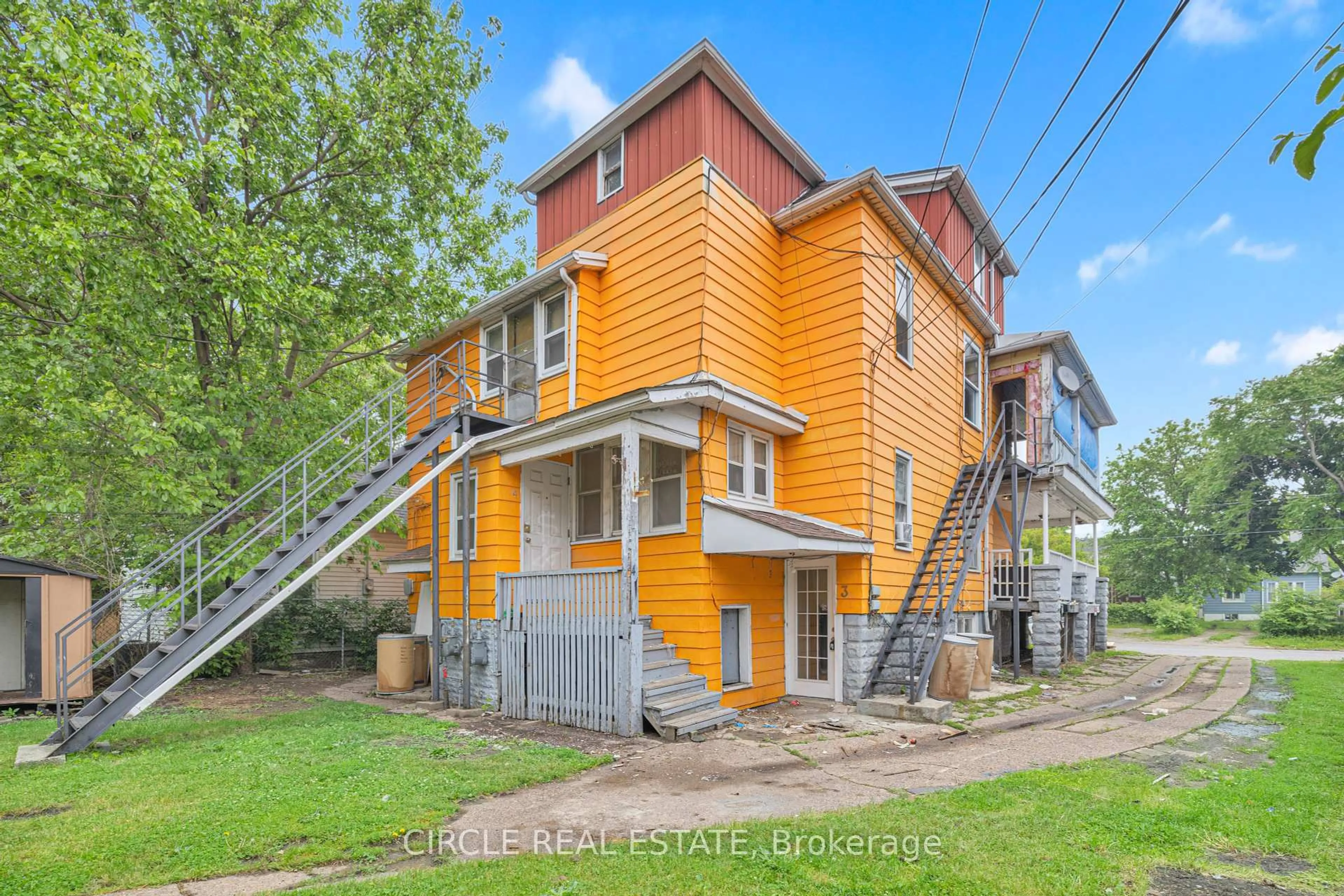 A pic from outside/outdoor area/front of a property/back of a property/a pic from drone, street for 945-951 Wellington Ave, Windsor Ontario N9A 5K2